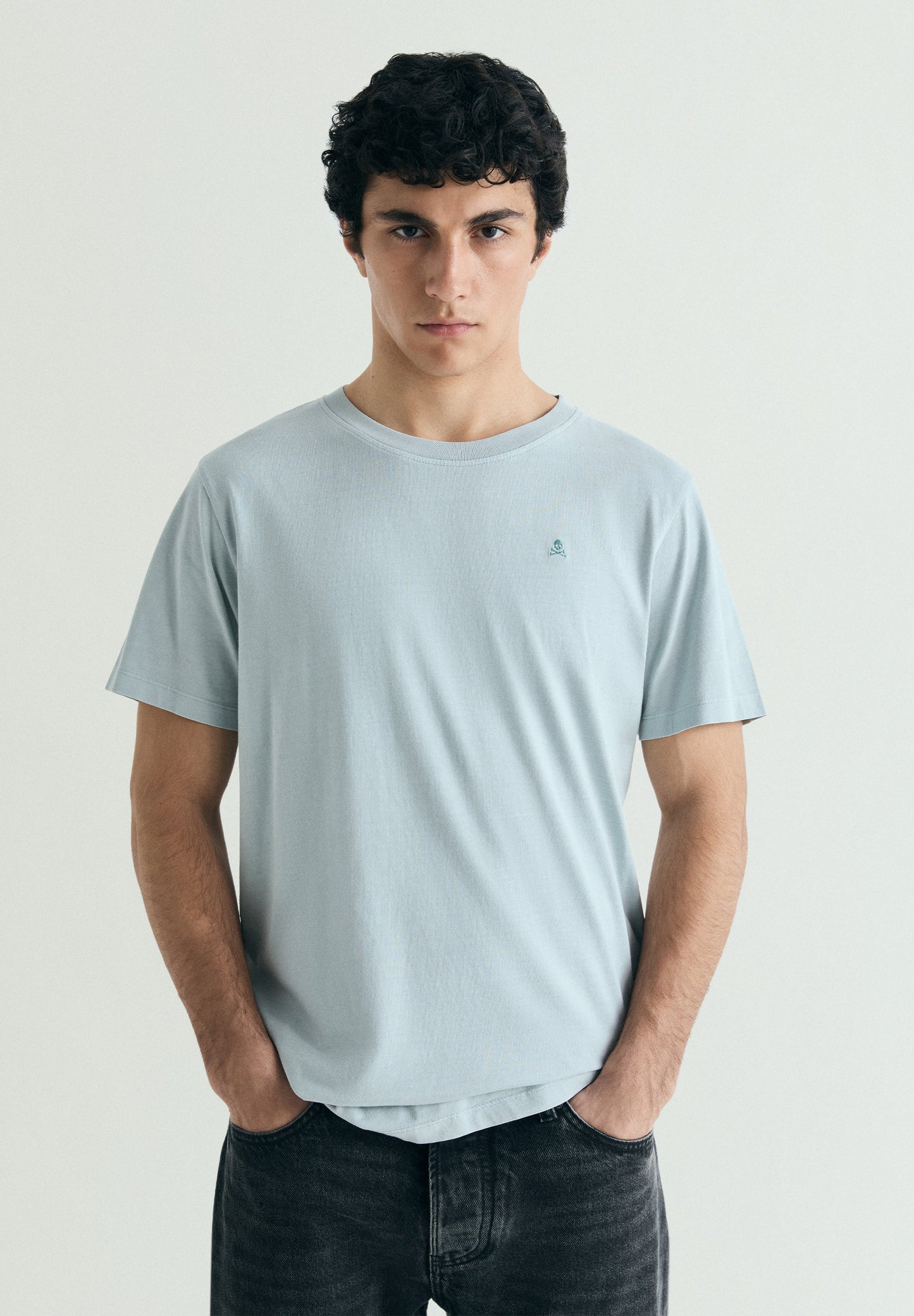 T-SHIRT BORDADA COM EFEITO LAVADO