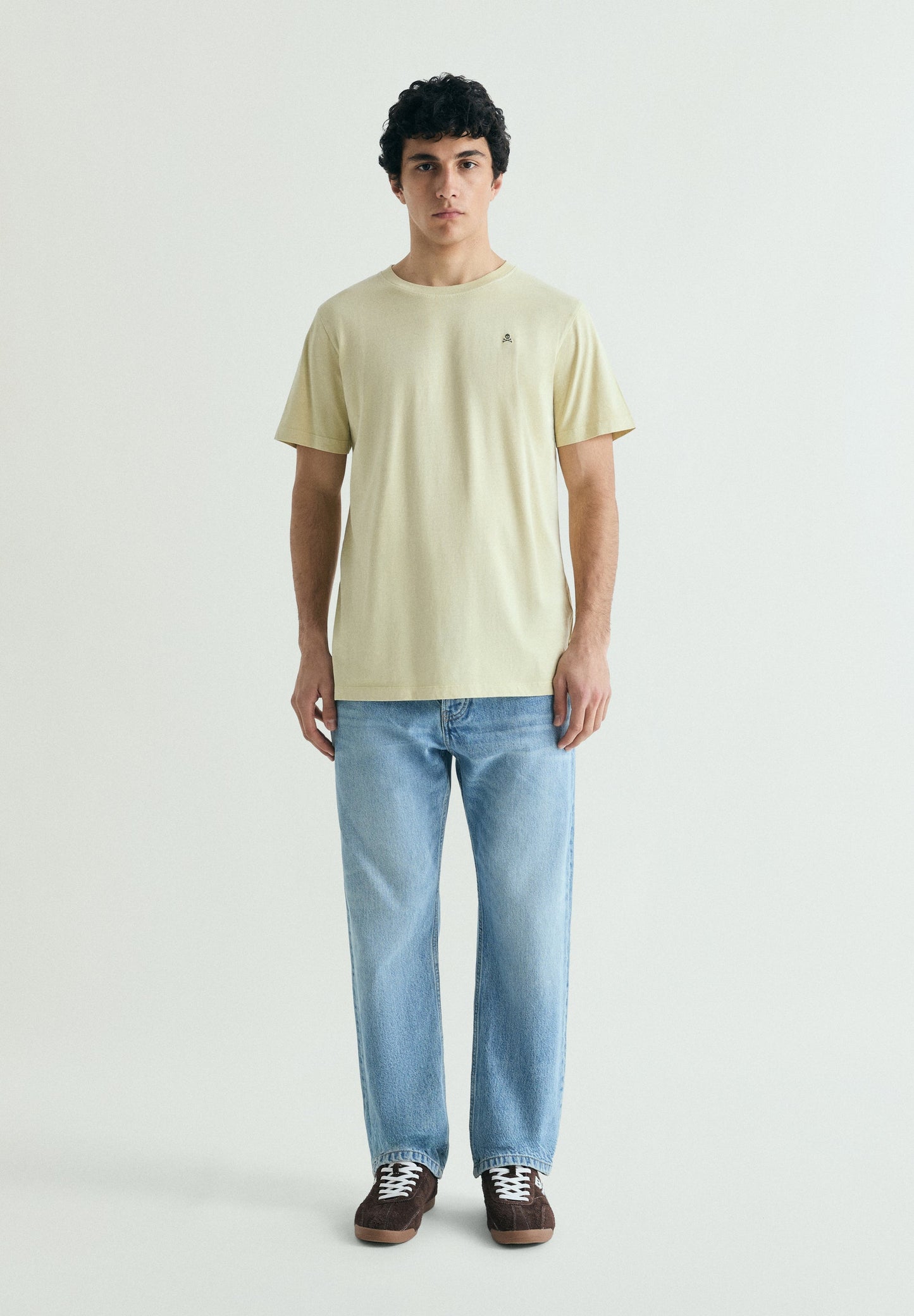 T-SHIRT BORDADA COM EFEITO LAVADO