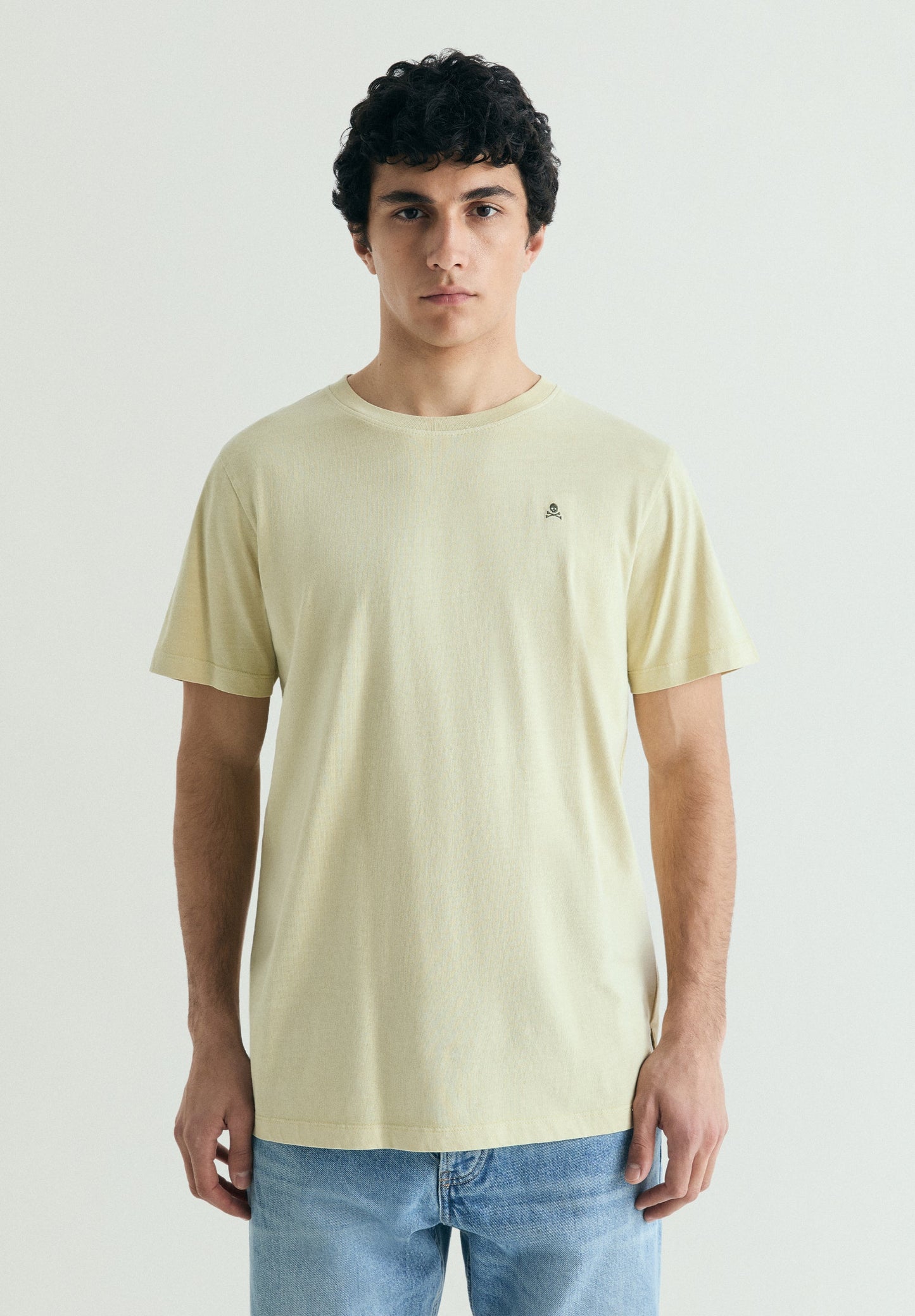 T-SHIRT BORDADA COM EFEITO LAVADO