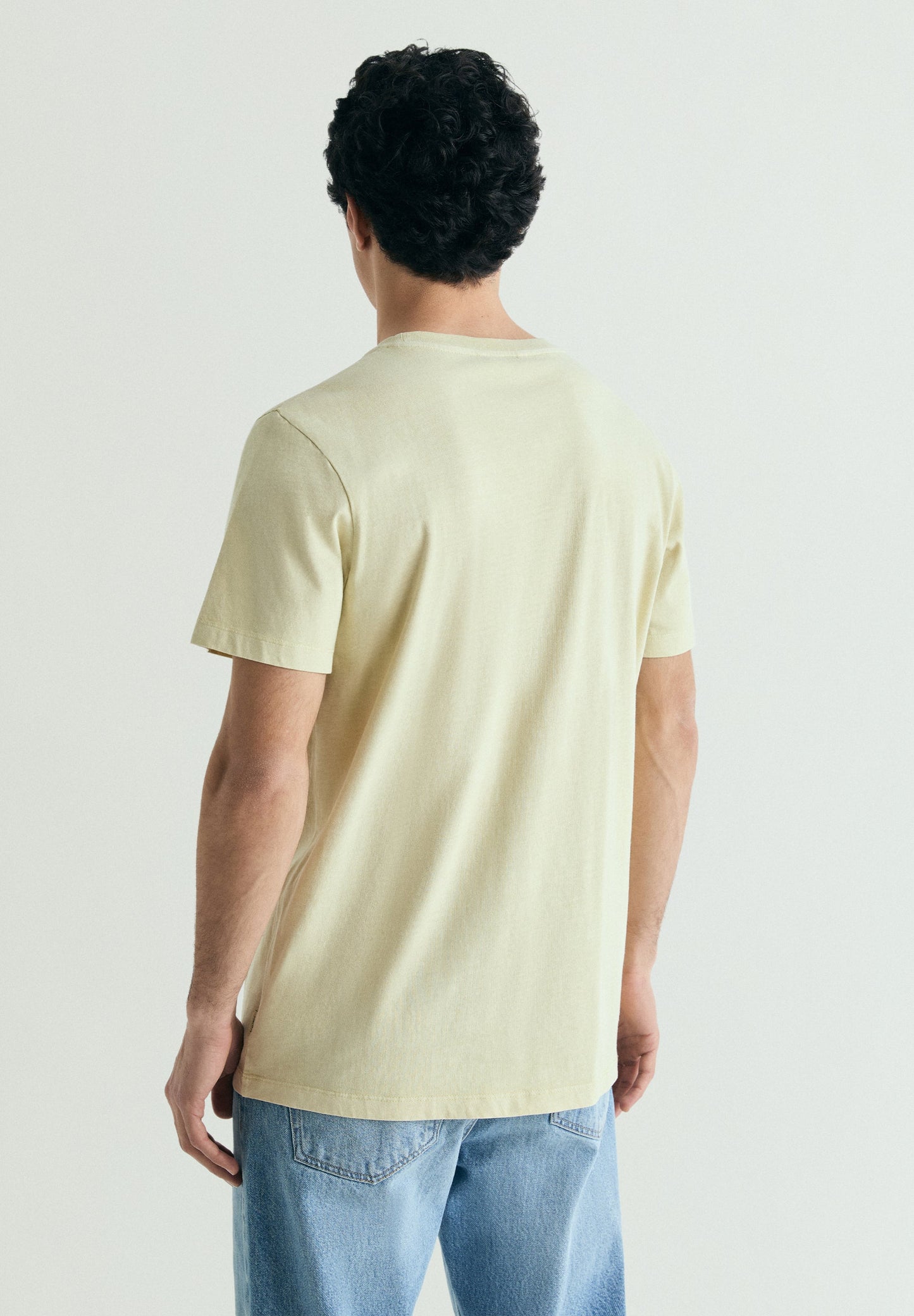 T-SHIRT BORDADA COM EFEITO LAVADO