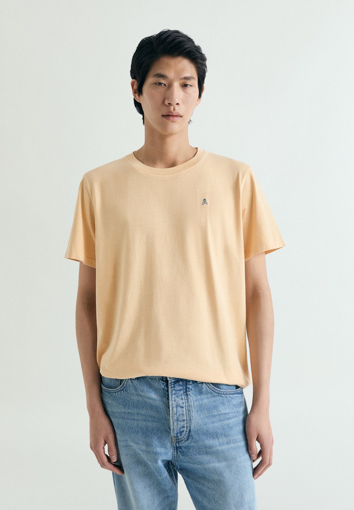 T-SHIRT BORDADA COM EFEITO LAVADO