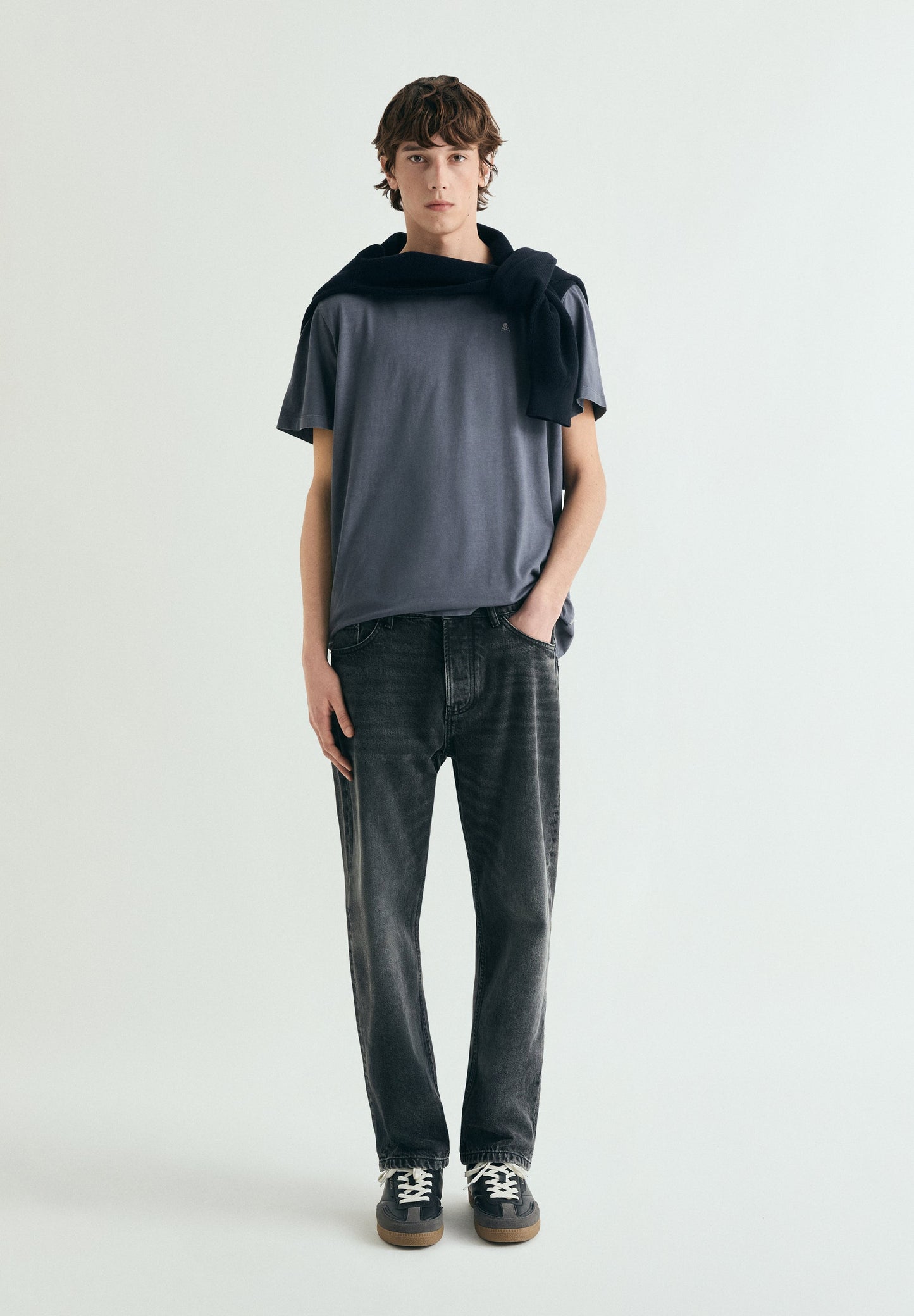 T-SHIRT BORDADA COM EFEITO LAVADO