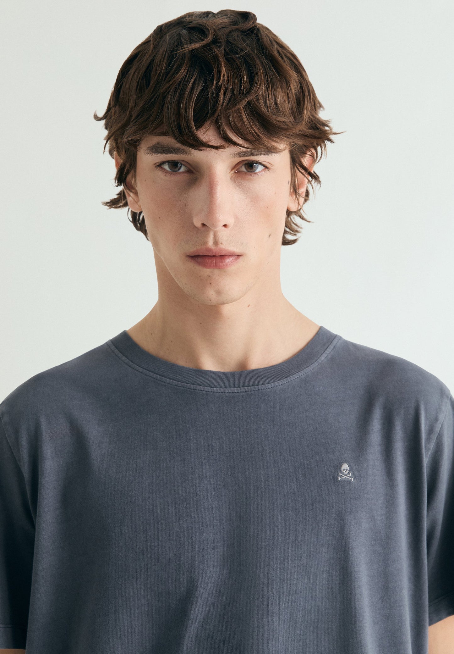 T-SHIRT BORDADA COM EFEITO LAVADO