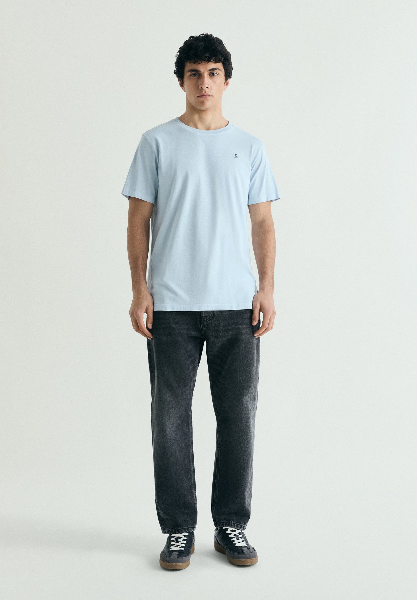T-SHIRT BORDADA COM EFEITO LAVADO