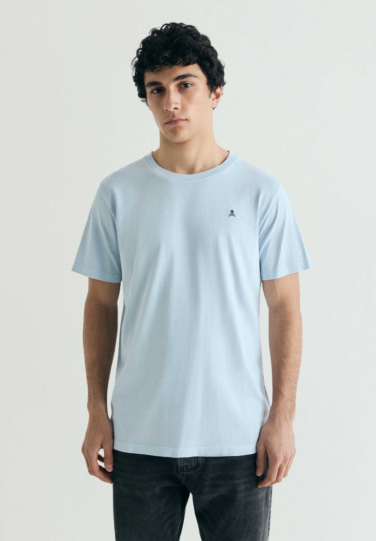 T-SHIRT BORDADA COM EFEITO LAVADO