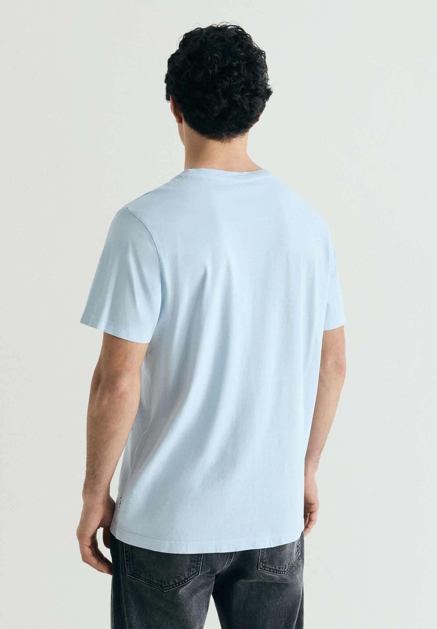T-SHIRT BORDADA COM EFEITO LAVADO