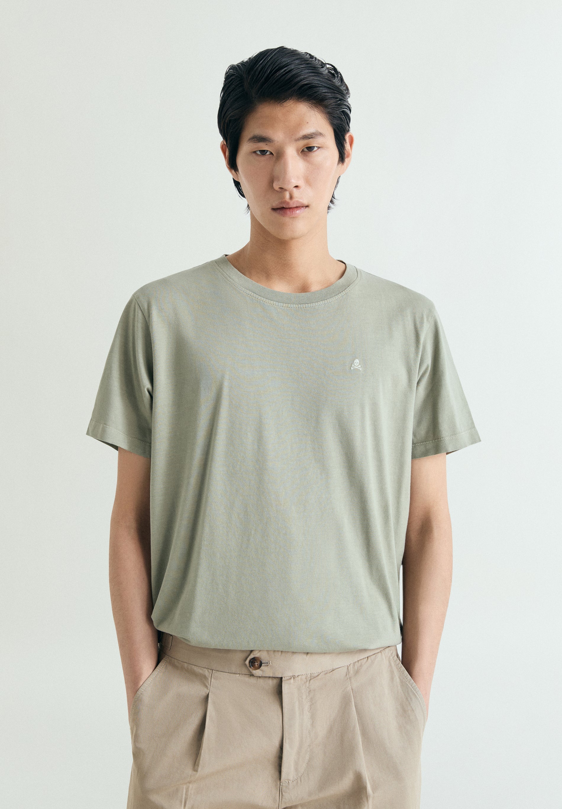 T-SHIRT BORDADA COM EFEITO LAVADO