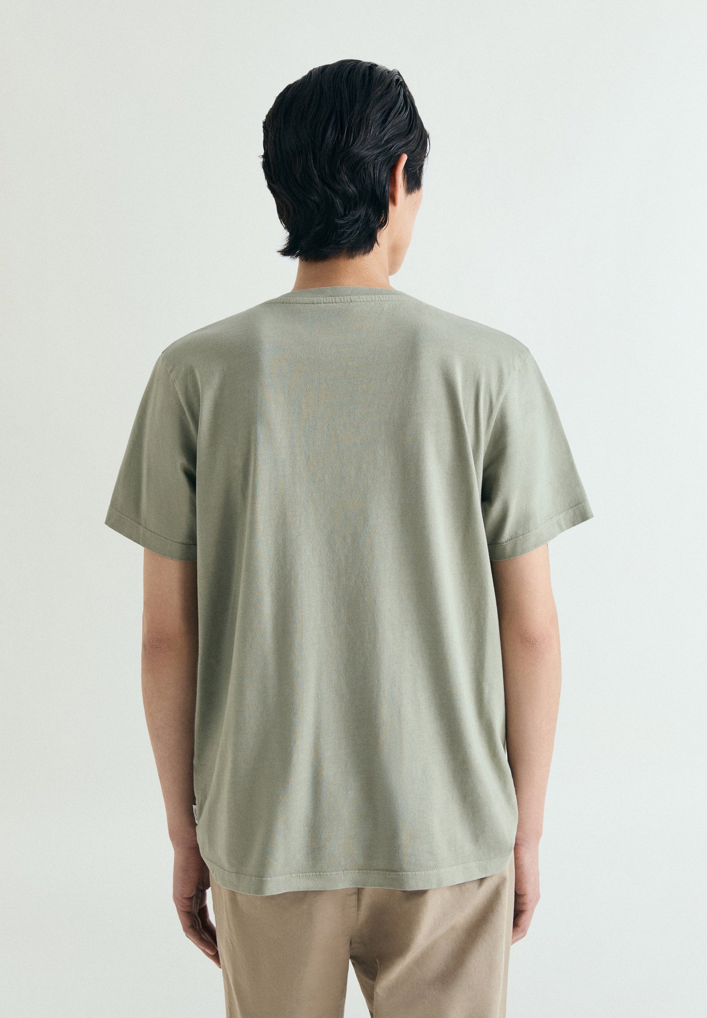 T-SHIRT BORDADA COM EFEITO LAVADO