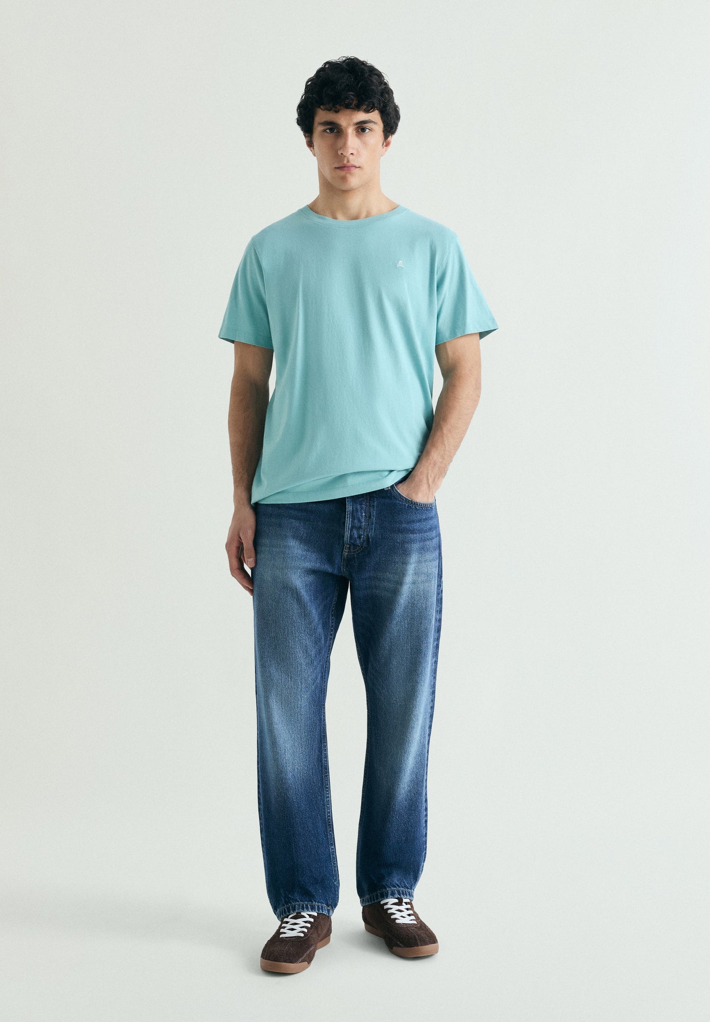 T-SHIRT BORDADA COM EFEITO LAVADO