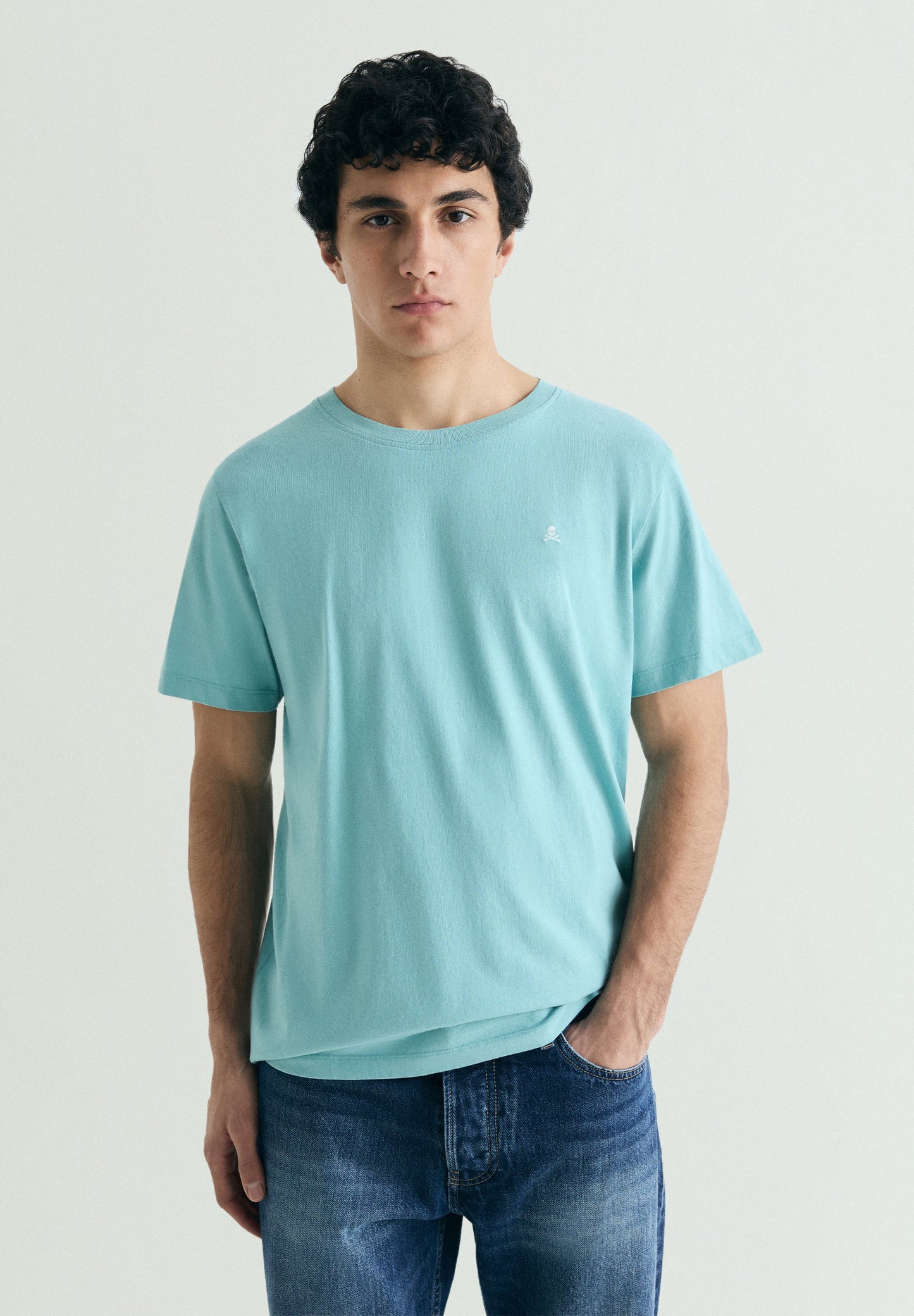 T-SHIRT BORDADA COM EFEITO LAVADO