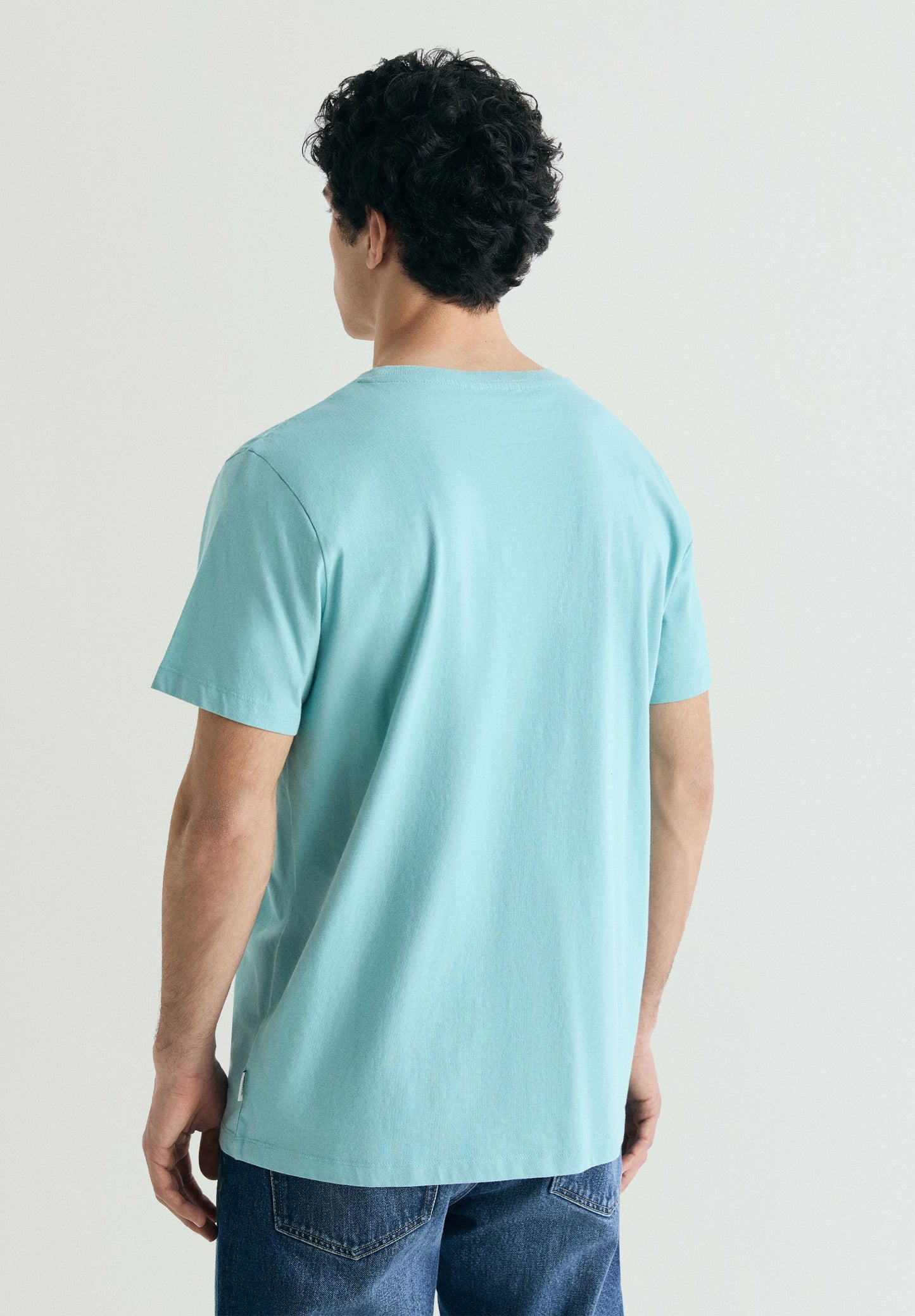T-SHIRT BORDADA COM EFEITO LAVADO