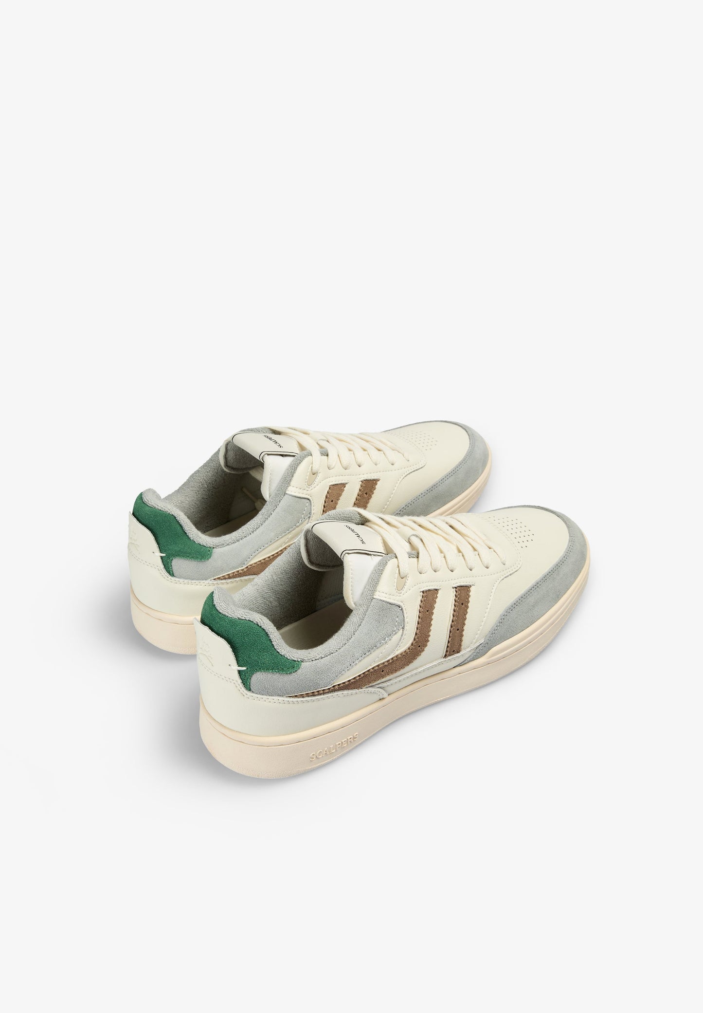 SAPATILHAS DE CAMURÇA EM CONTRASTE