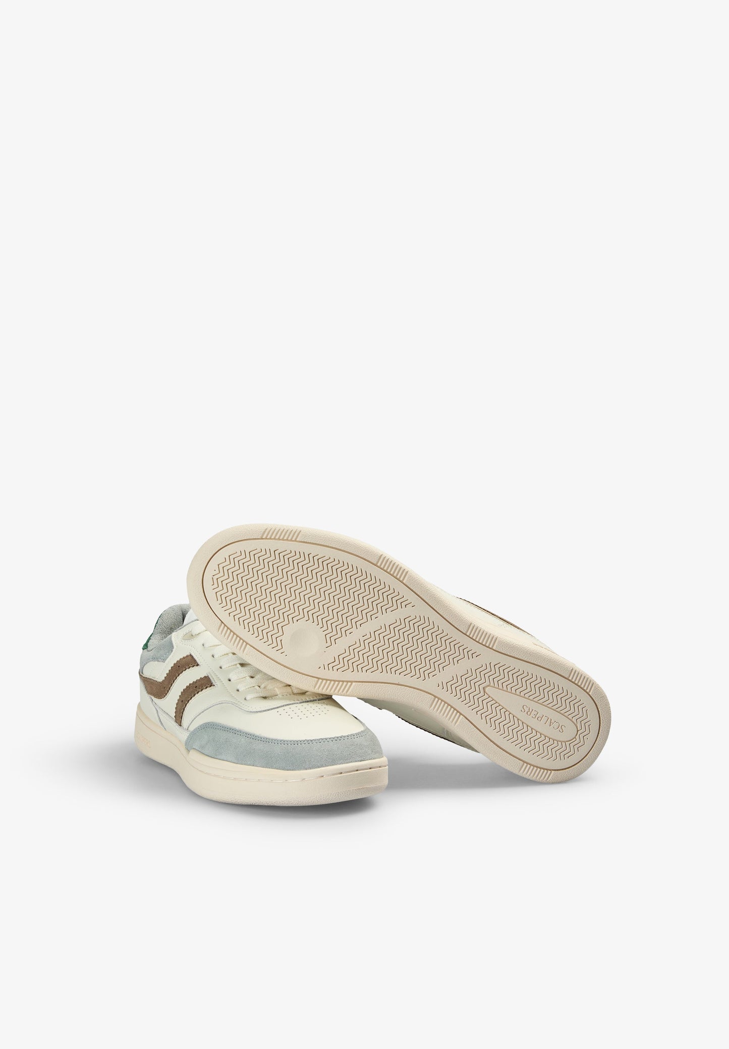 SAPATILHAS DE CAMURÇA EM CONTRASTE