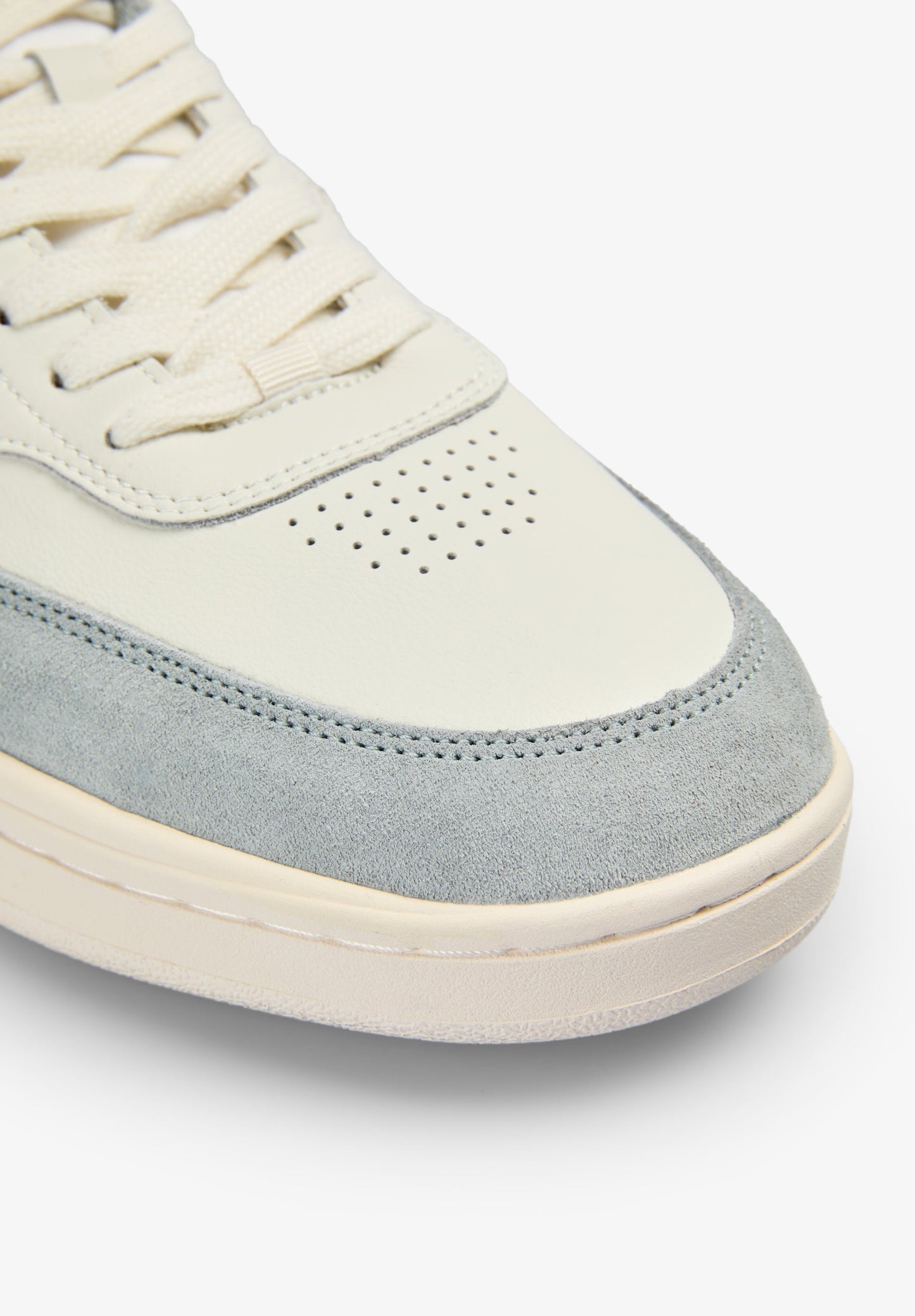 SAPATILHAS DE CAMURÇA EM CONTRASTE