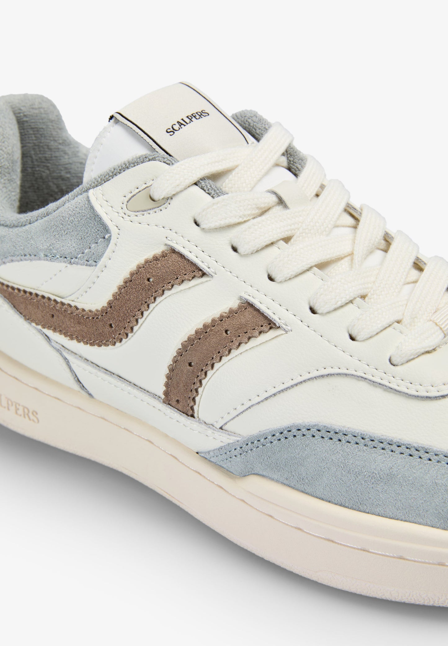 SAPATILHAS DE CAMURÇA EM CONTRASTE