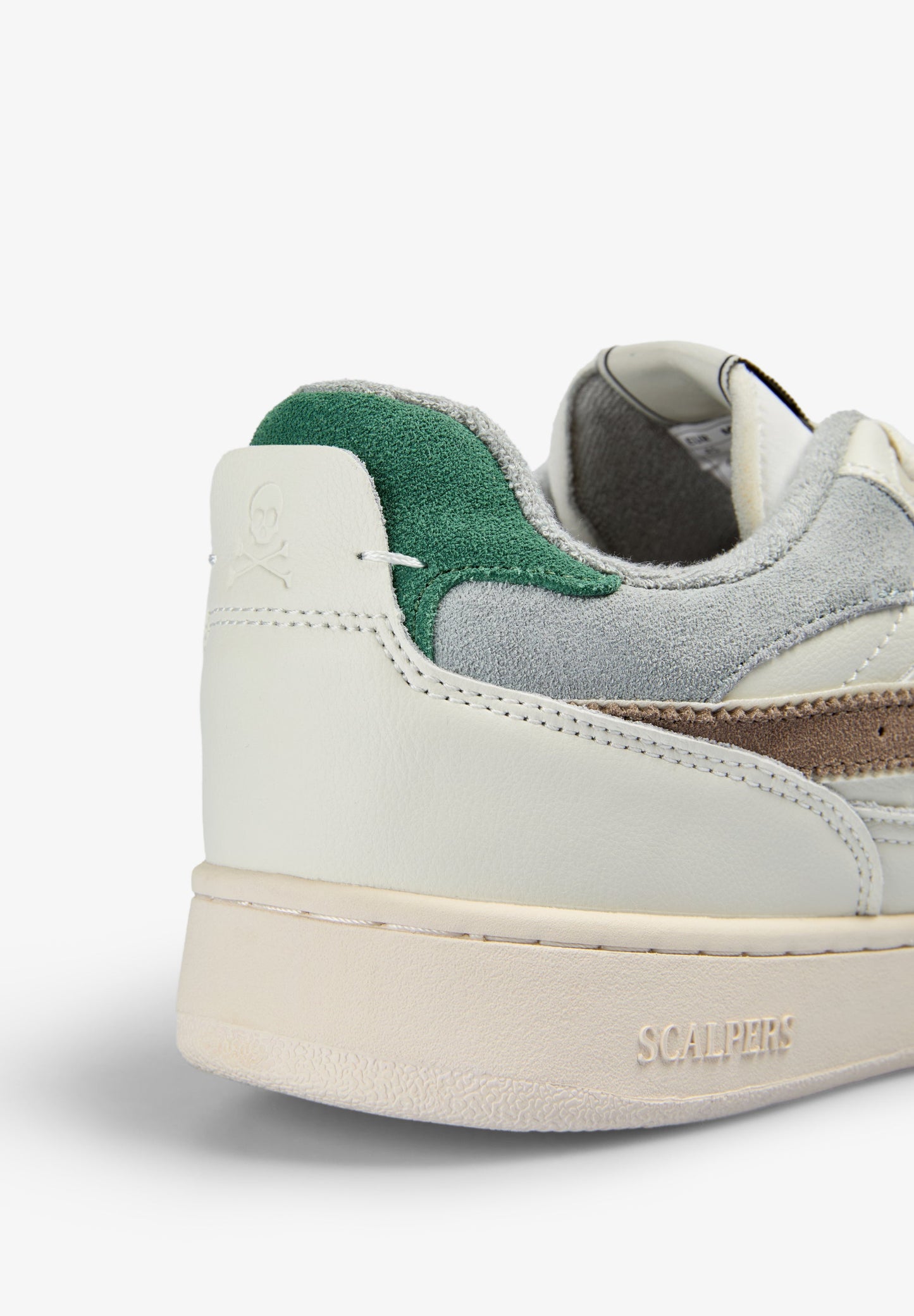 SAPATILHAS DE CAMURÇA EM CONTRASTE