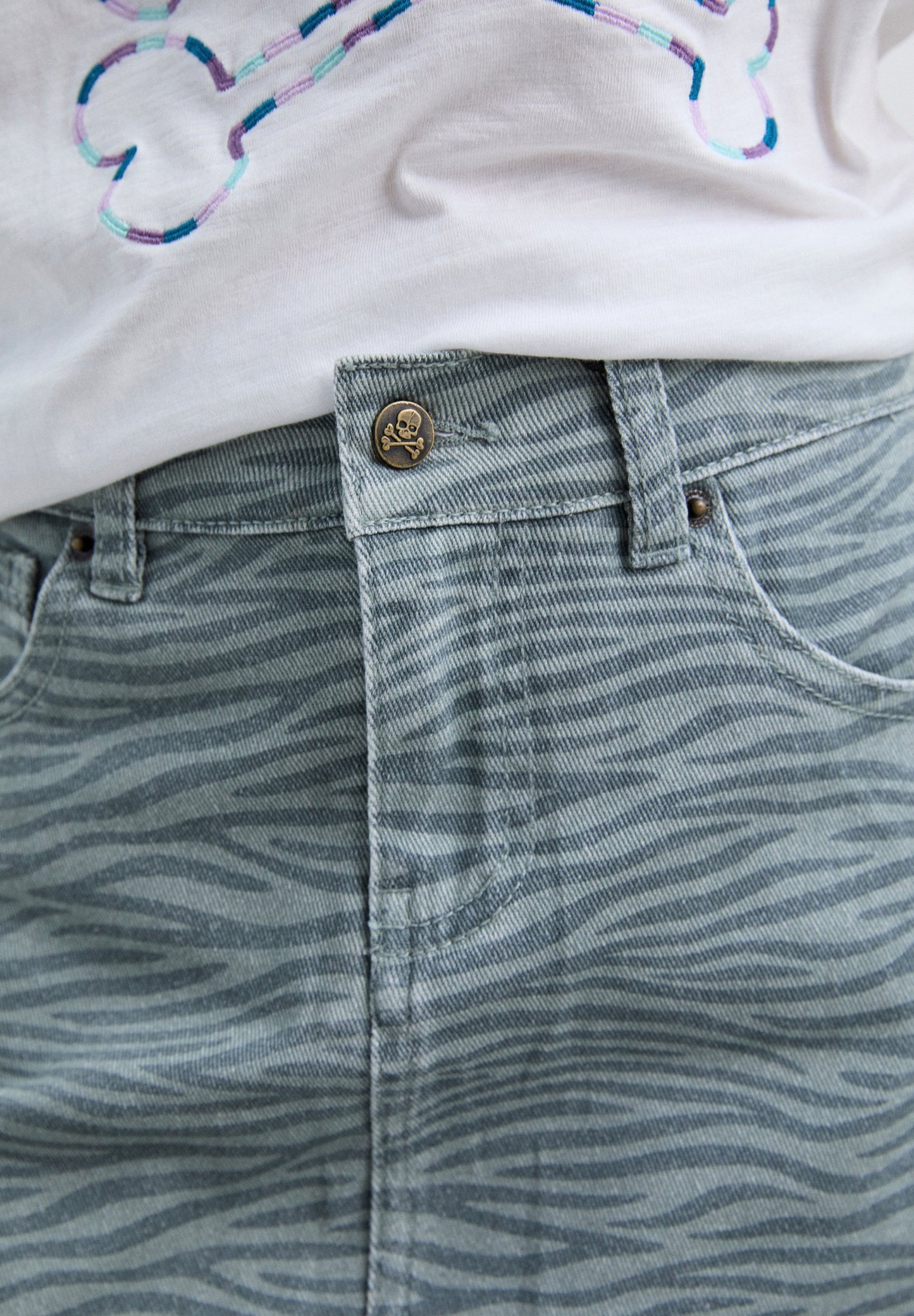 MINISSAIA COM PADRÃO DE ZEBRA