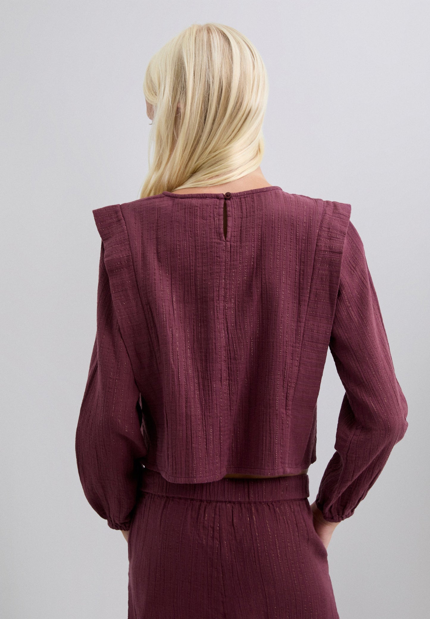 BLUSA COM PREGAS
