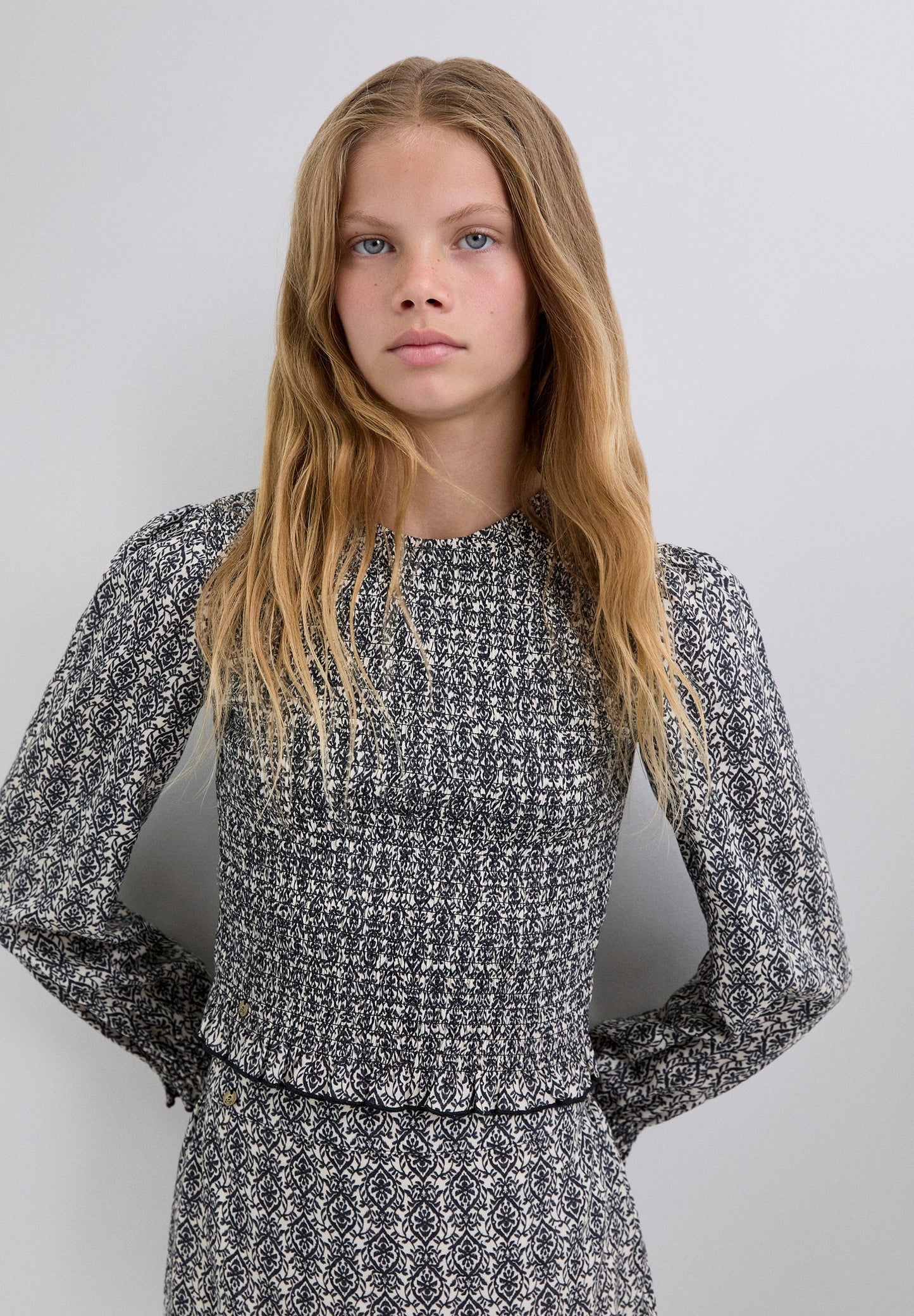 BLUSA COM PADRÃO E FOLHO