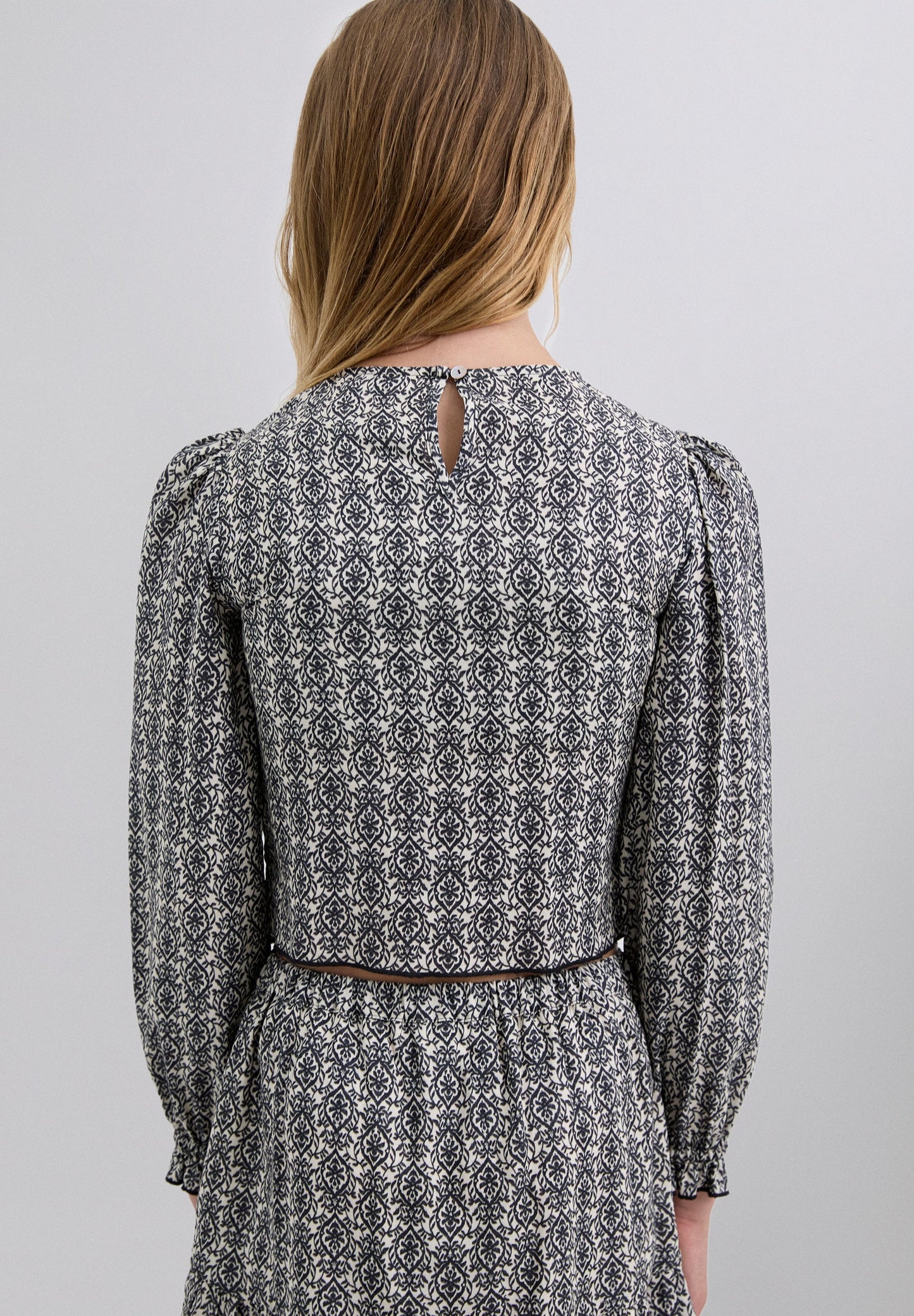 BLUSA COM PADRÃO E FOLHO