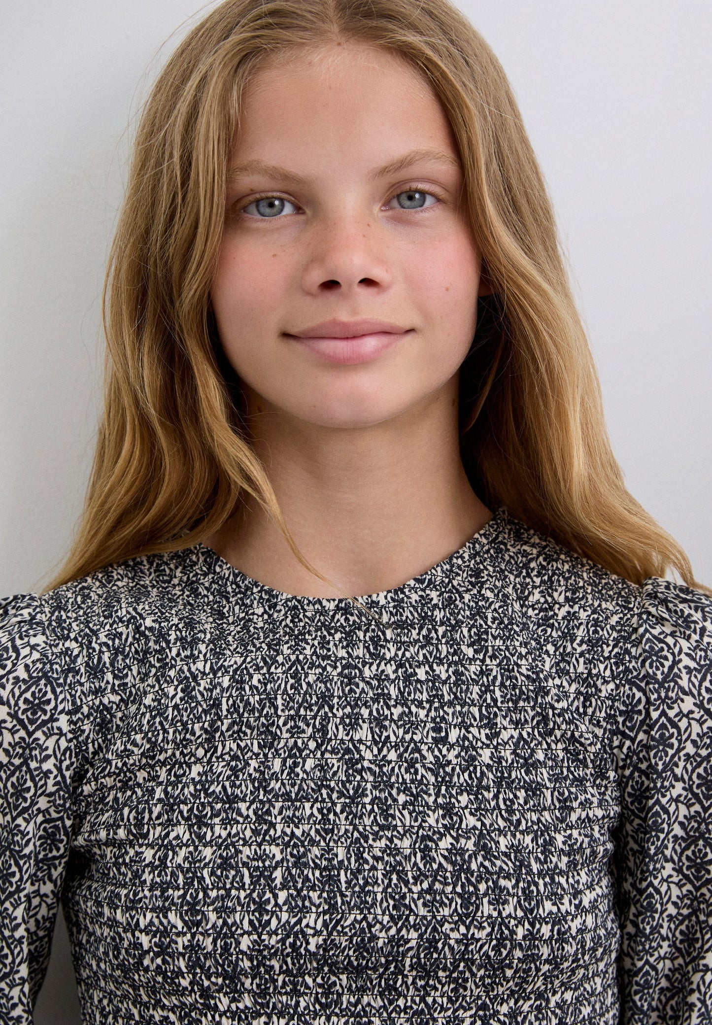 BLUSA COM PADRÃO E FOLHO