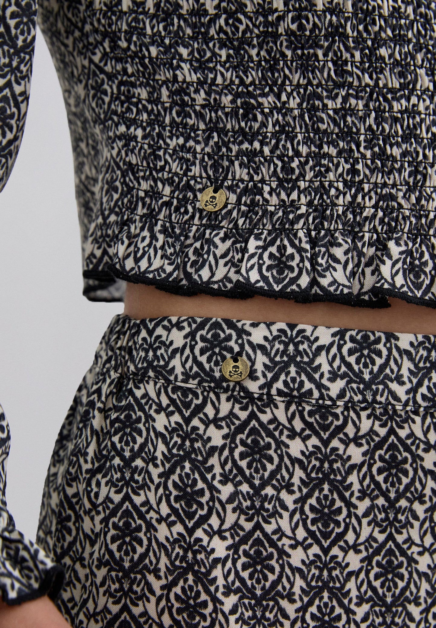 BLUSA COM PADRÃO E FOLHO