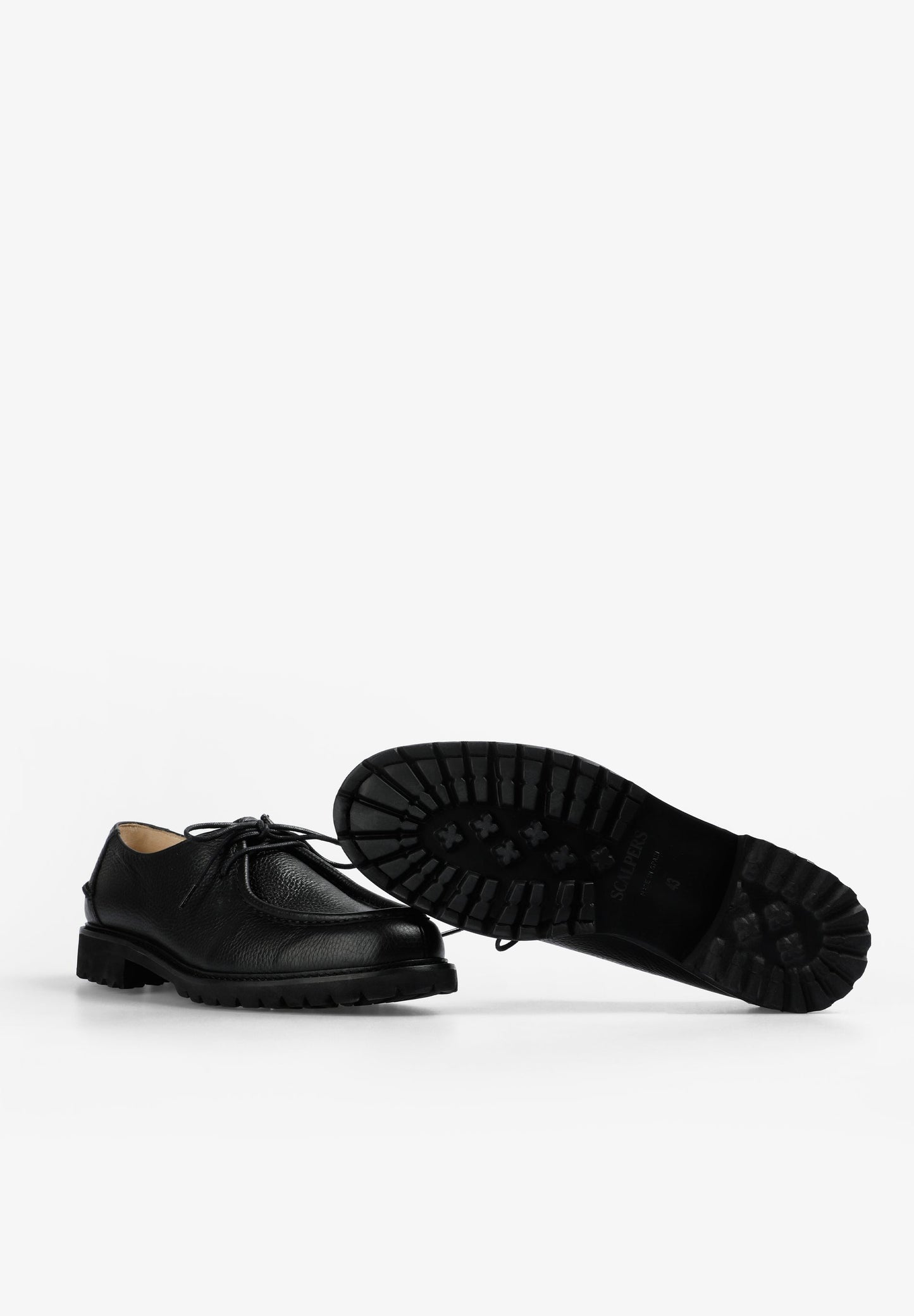 SAPATOS DE PELE COM SOLA DENTADA