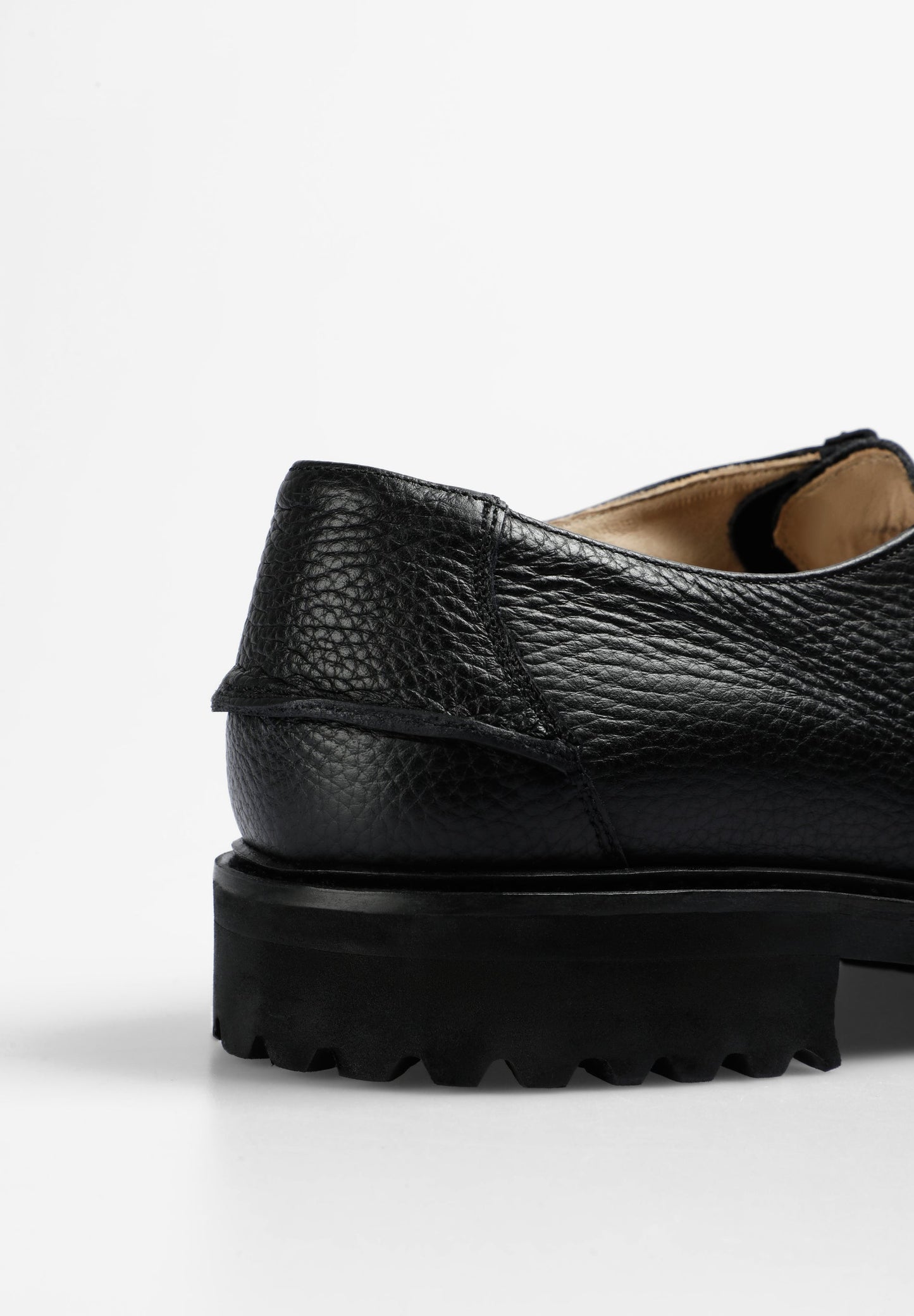 SAPATOS DE PELE COM SOLA DENTADA