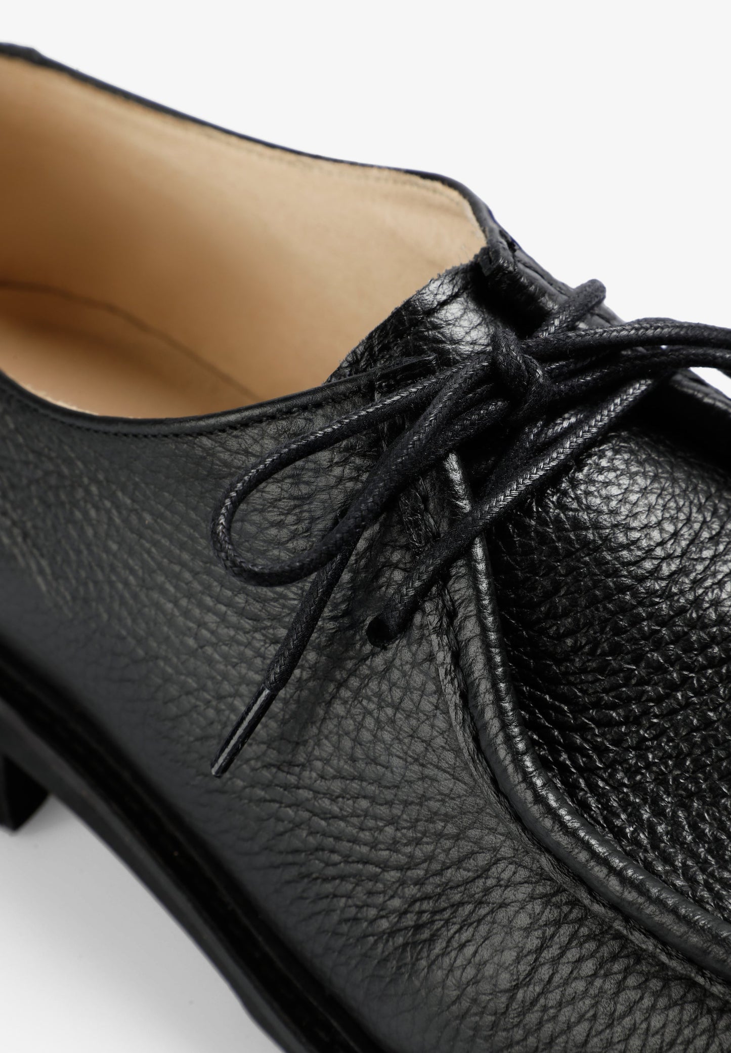 SAPATOS DE PELE COM SOLA DENTADA