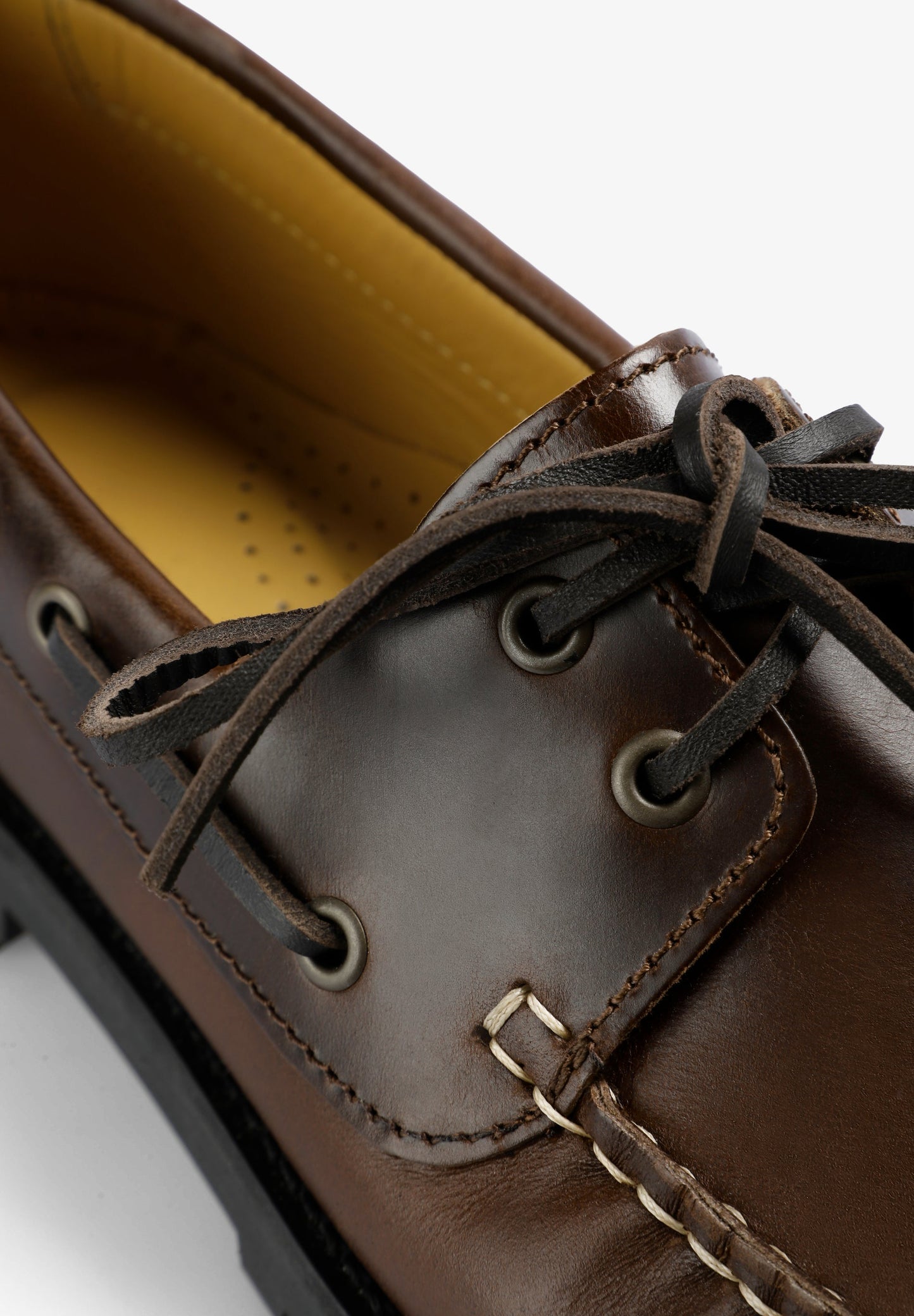 SAPATOS DE VELA COM SOLA DENTADA