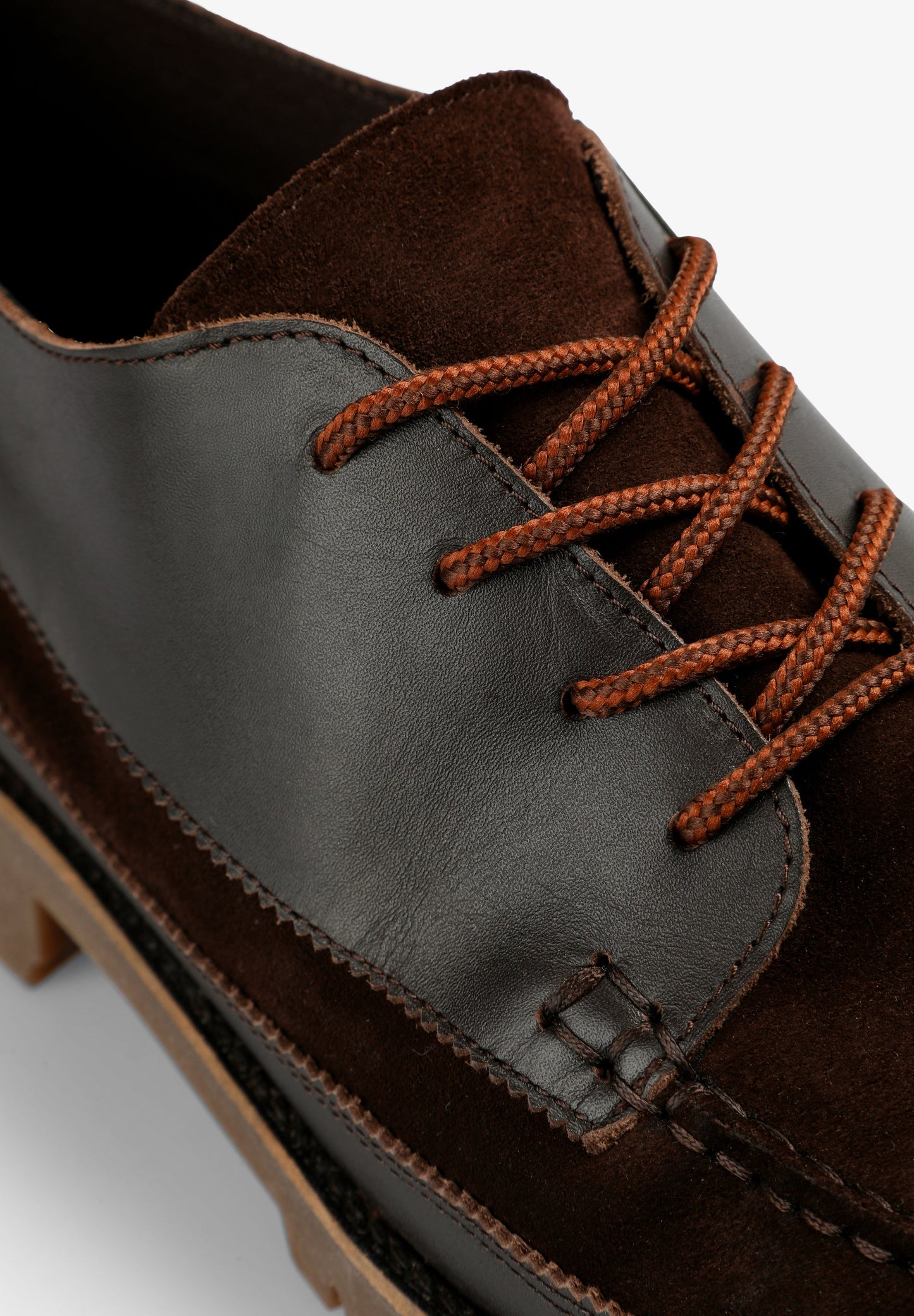 SAPATOS DE PELE COM SOLA DENTADA