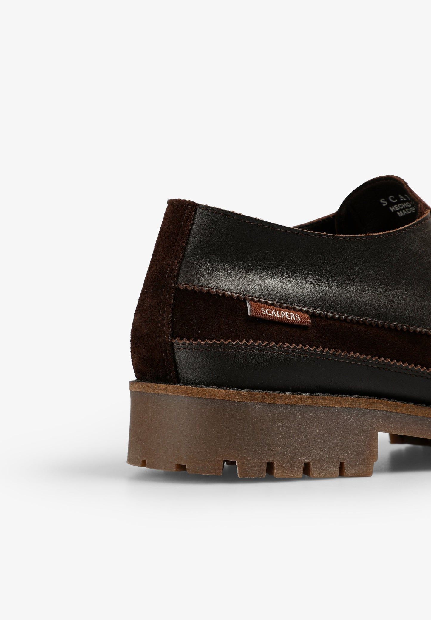 SAPATOS DE PELE COM SOLA DENTADA