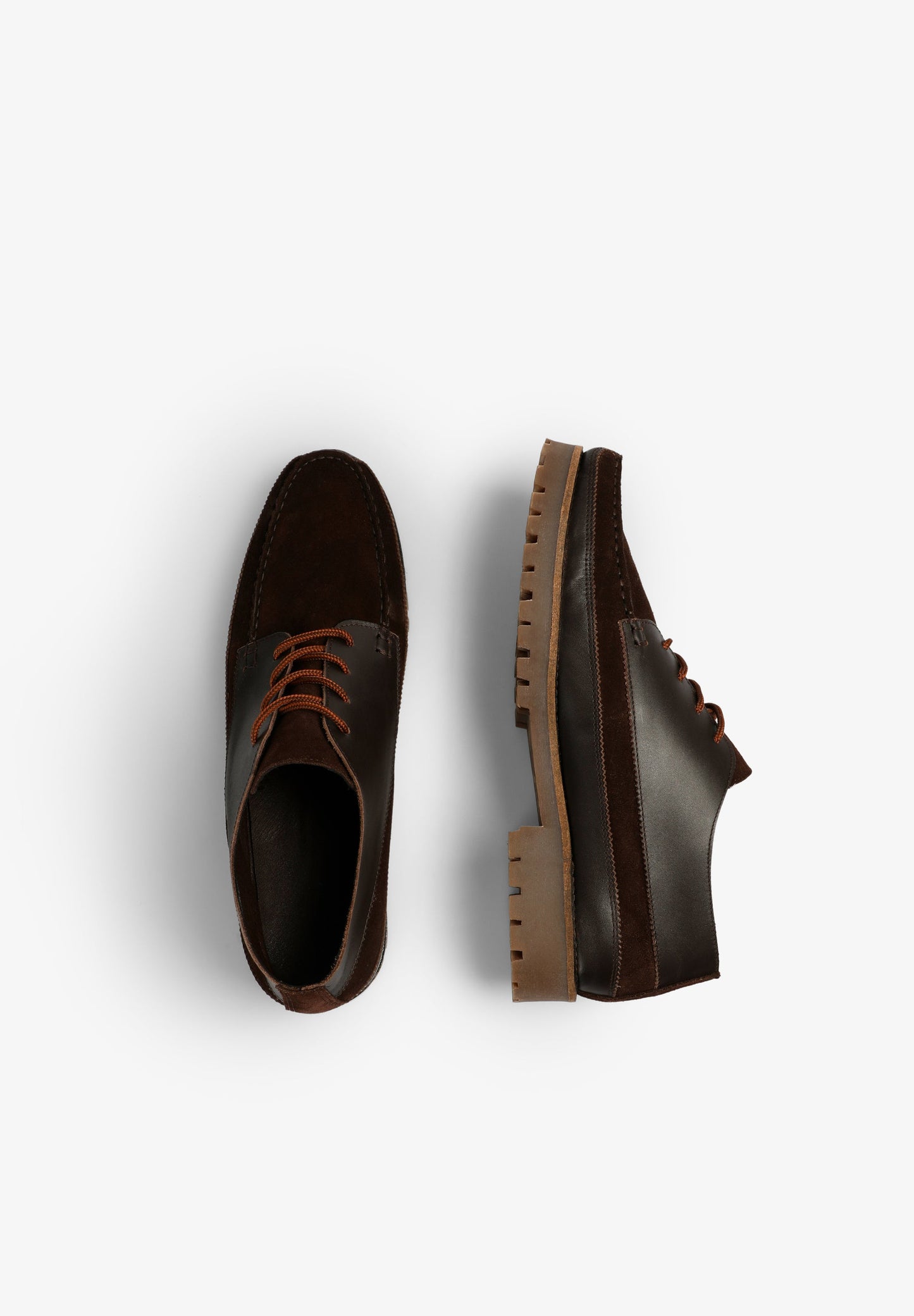 SAPATOS DE PELE COM SOLA DENTADA