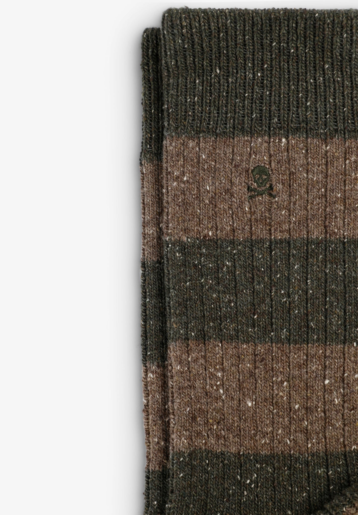 MEIAS DE LÃ COM PADRÃO ÀS RISCAS