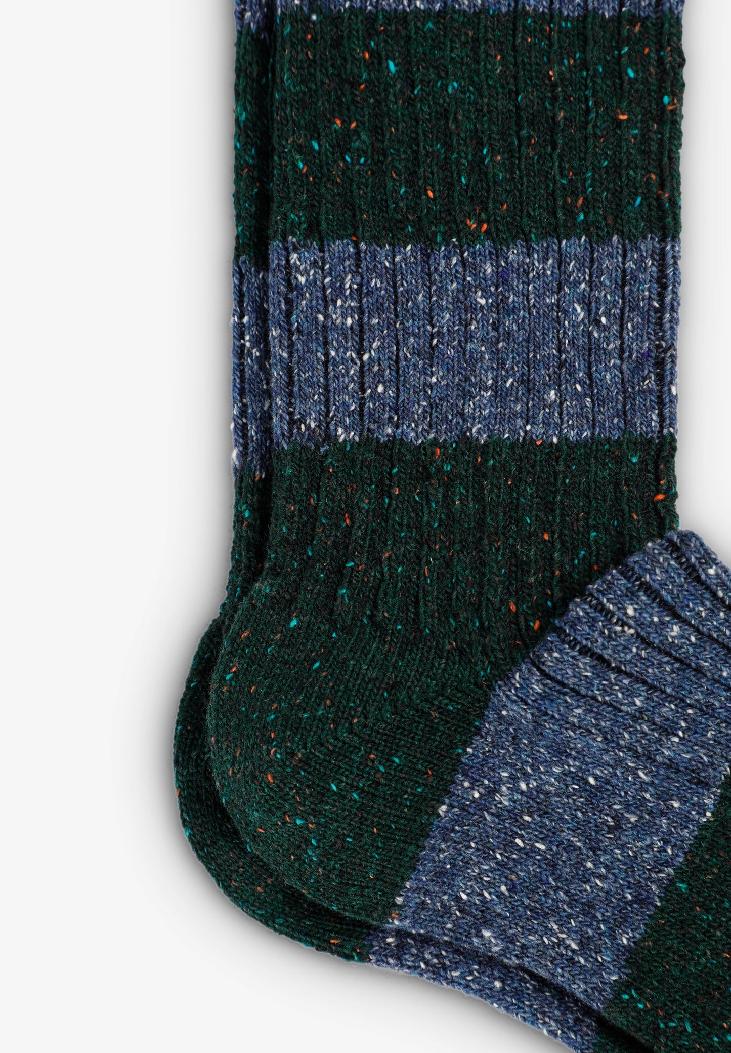 MEIAS DE LÃ COM PADRÃO ÀS RISCAS