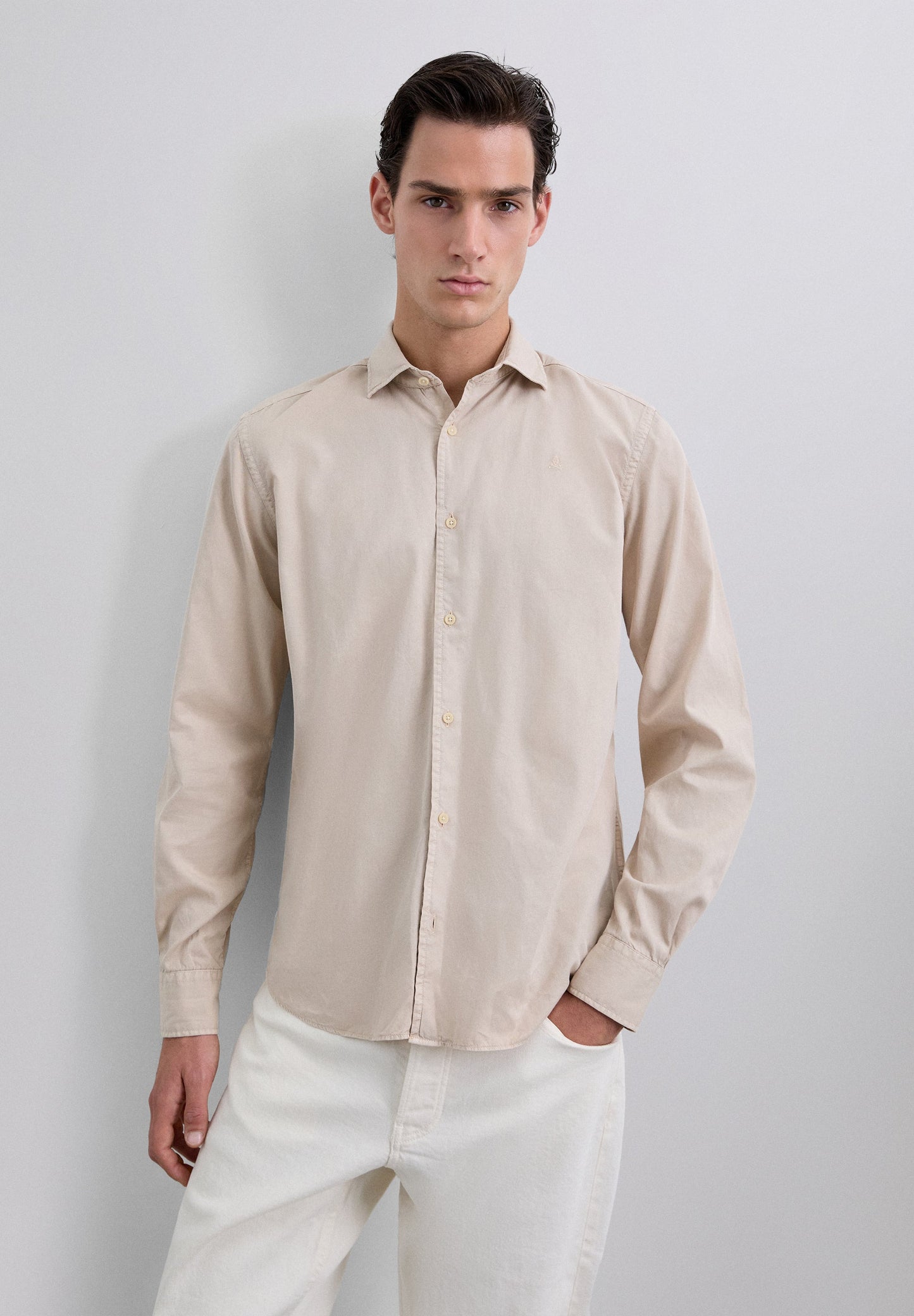 CAMISA COM LOGÓTIPO BORDADO NO TOM