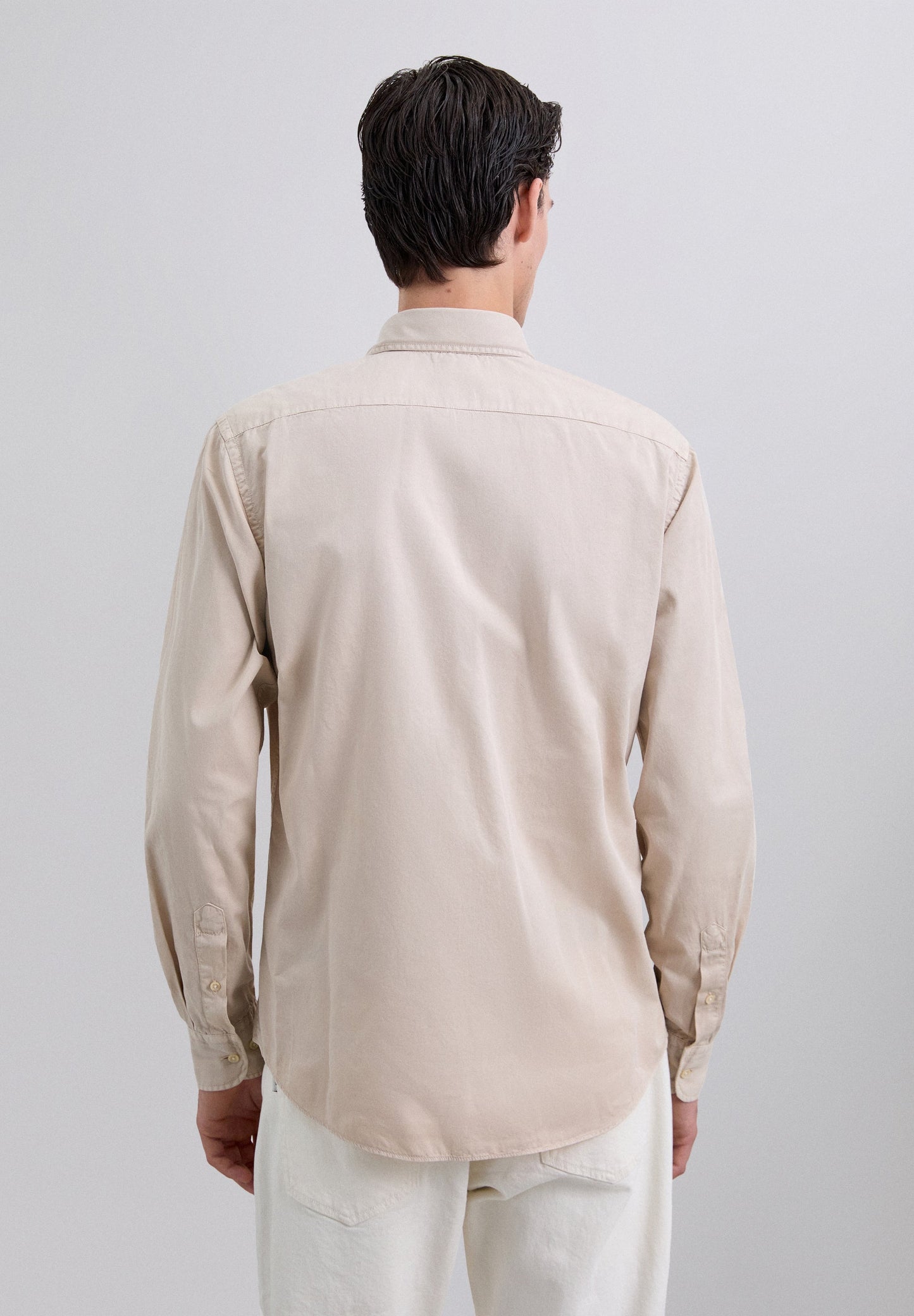 CAMISA COM LOGÓTIPO BORDADO NO TOM