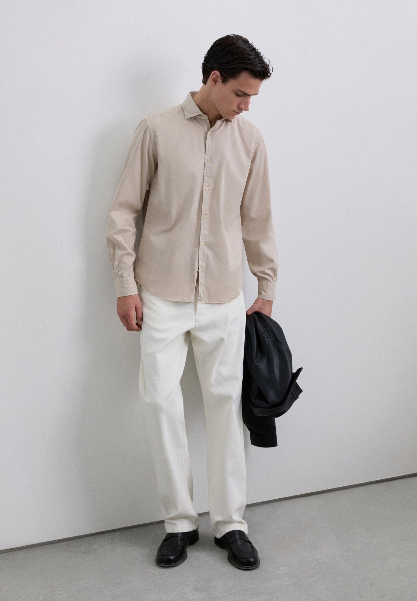 CAMISA COM LOGÓTIPO BORDADO NO TOM