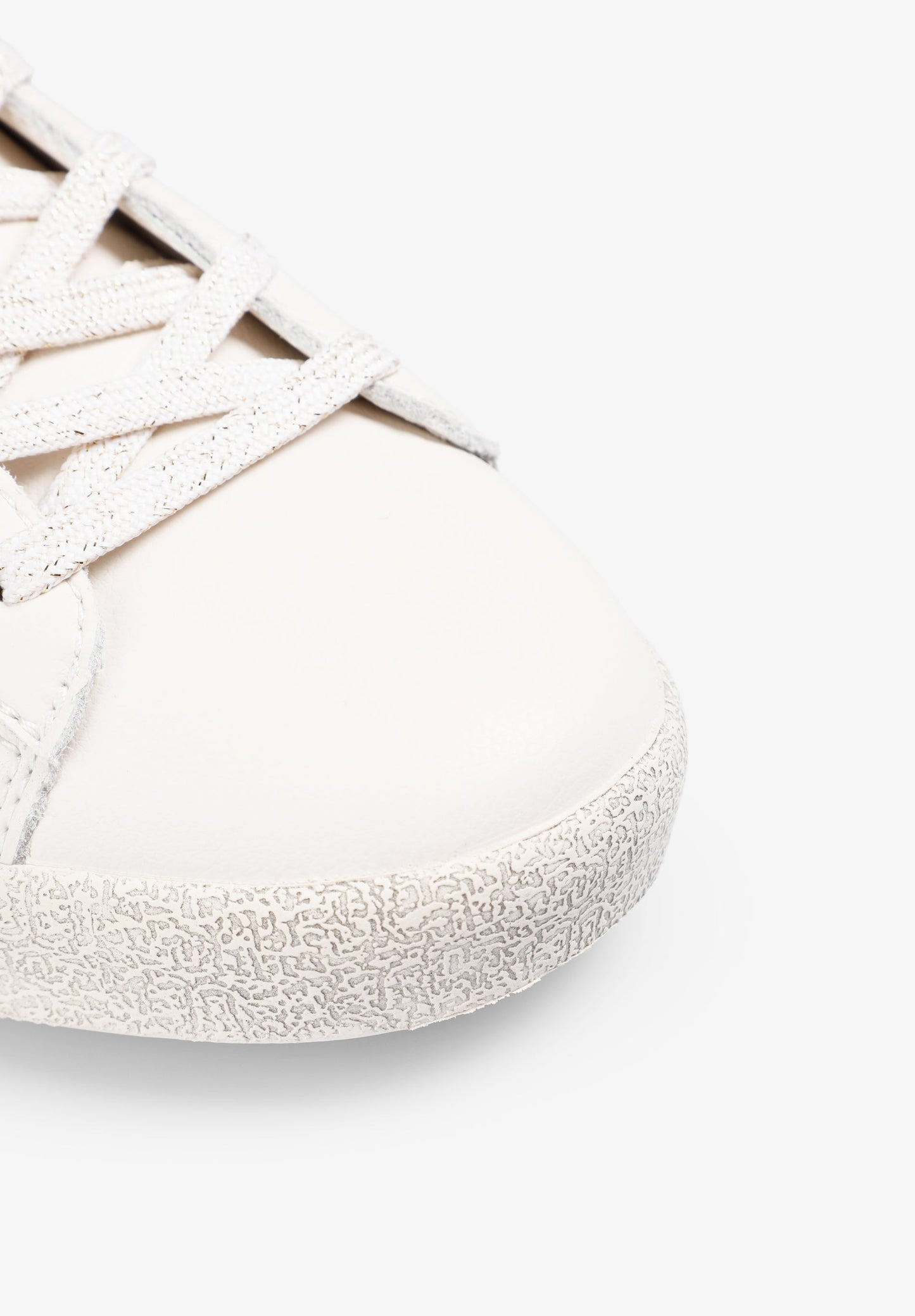 SNEAKERS TACHUELAS PIEL CALAVERA - Scalpers