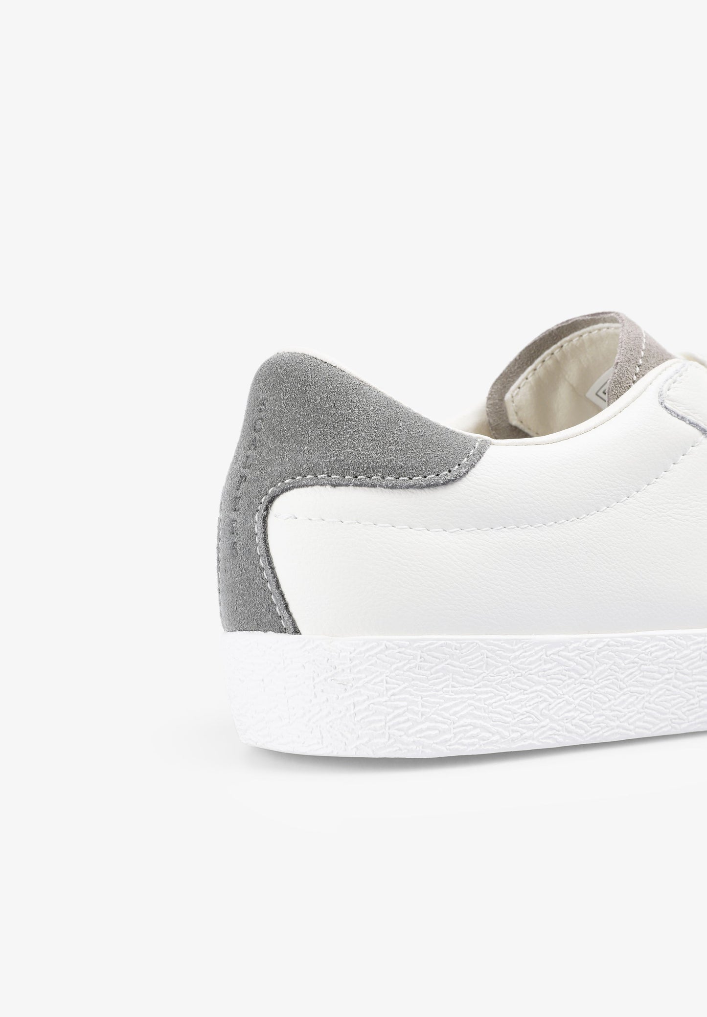 SAPATILHAS COM SKULL LATERAL