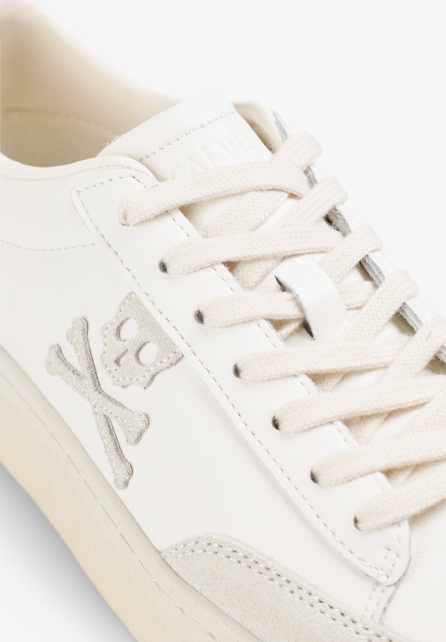 SAPATILHAS BAIXAS COM SKULL LATERAL