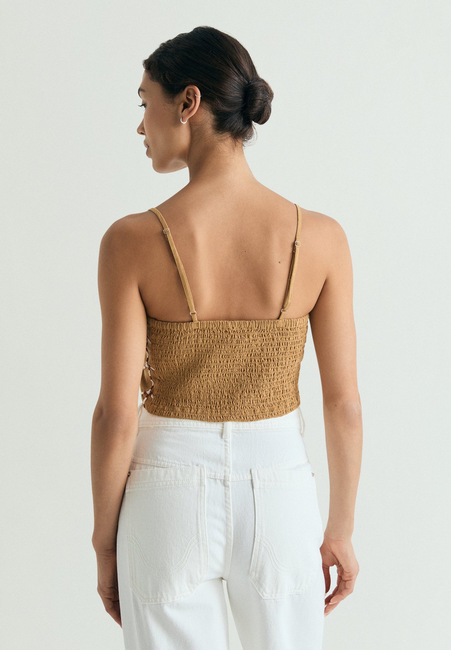 TOP COM BORDADOS GEOMÉTRICOS