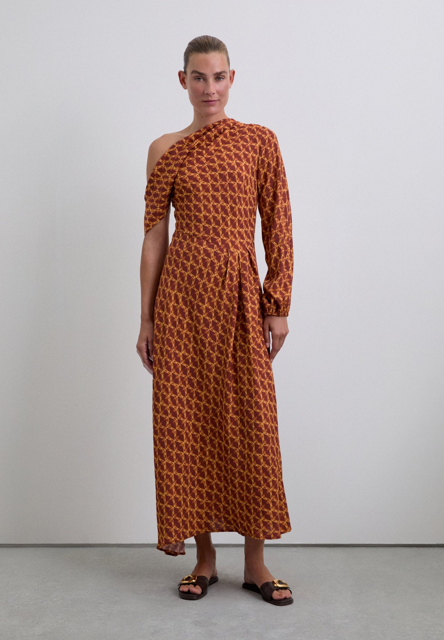 VESTIDO COM PADRÃO E DECOTE ASSIMÉTRICO