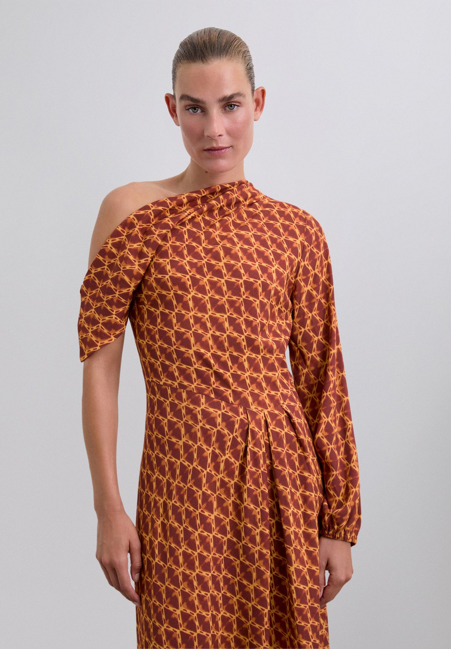 VESTIDO COM PADRÃO E DECOTE ASSIMÉTRICO