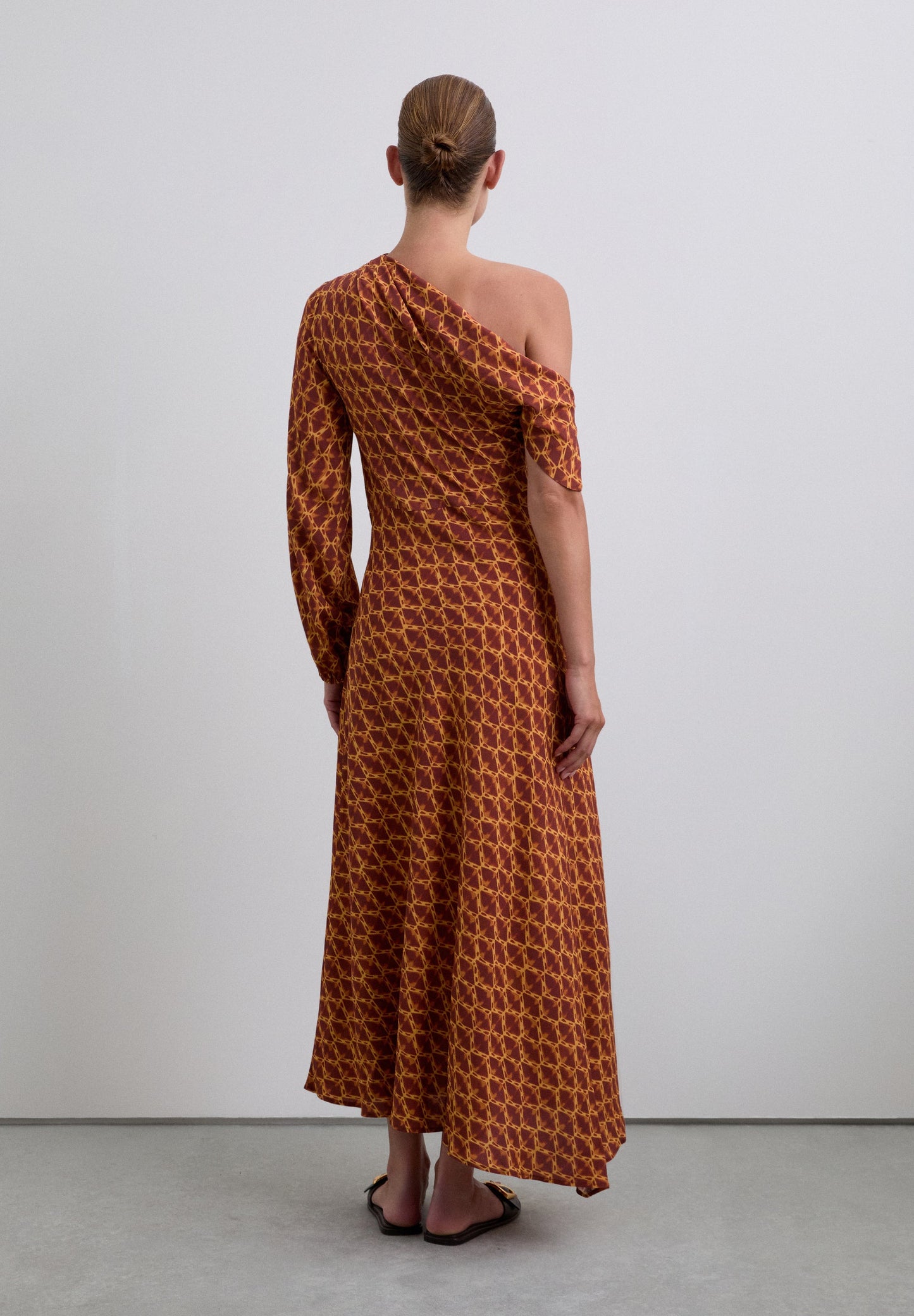 VESTIDO COM PADRÃO E DECOTE ASSIMÉTRICO