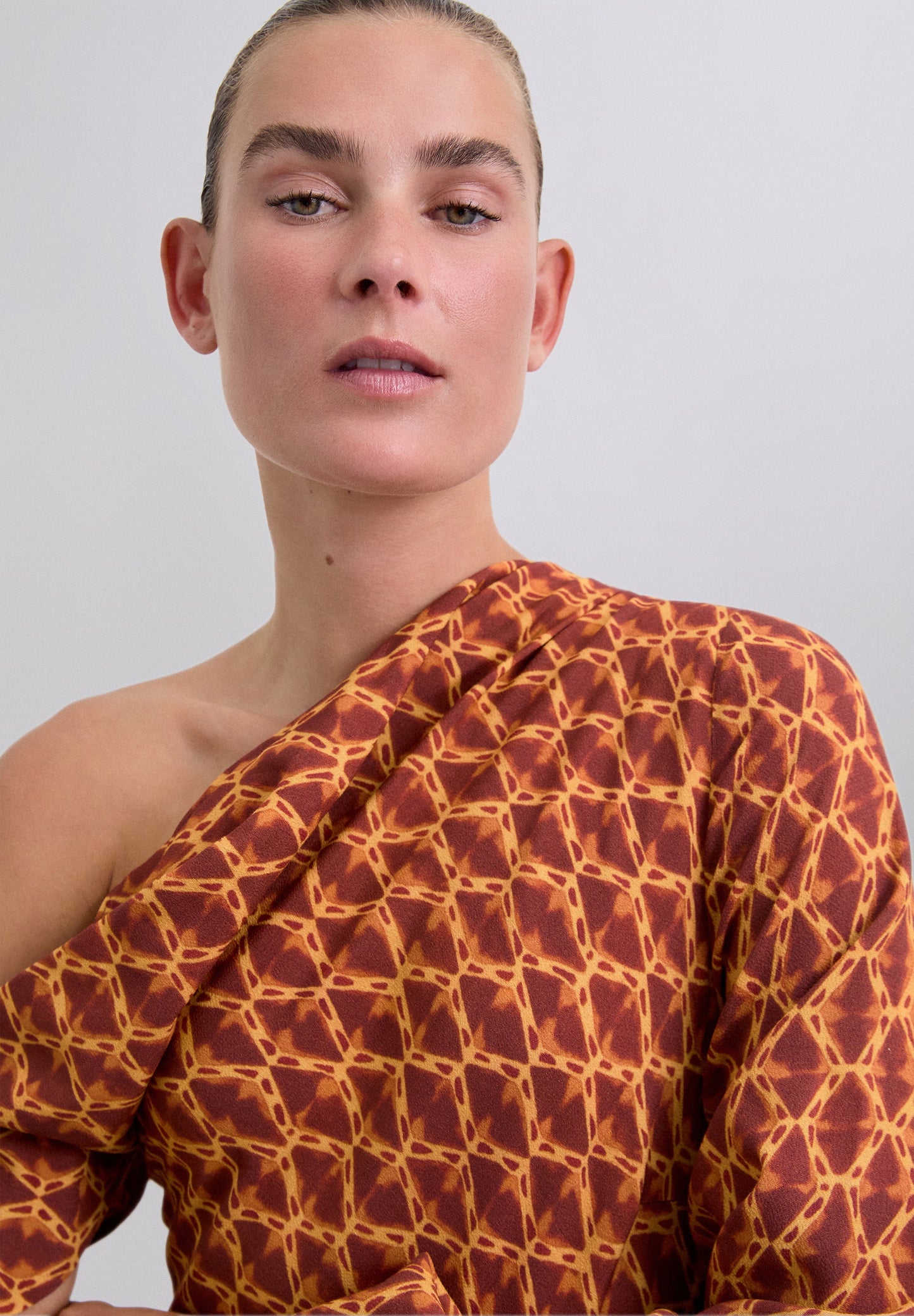 VESTIDO COM PADRÃO E DECOTE ASSIMÉTRICO