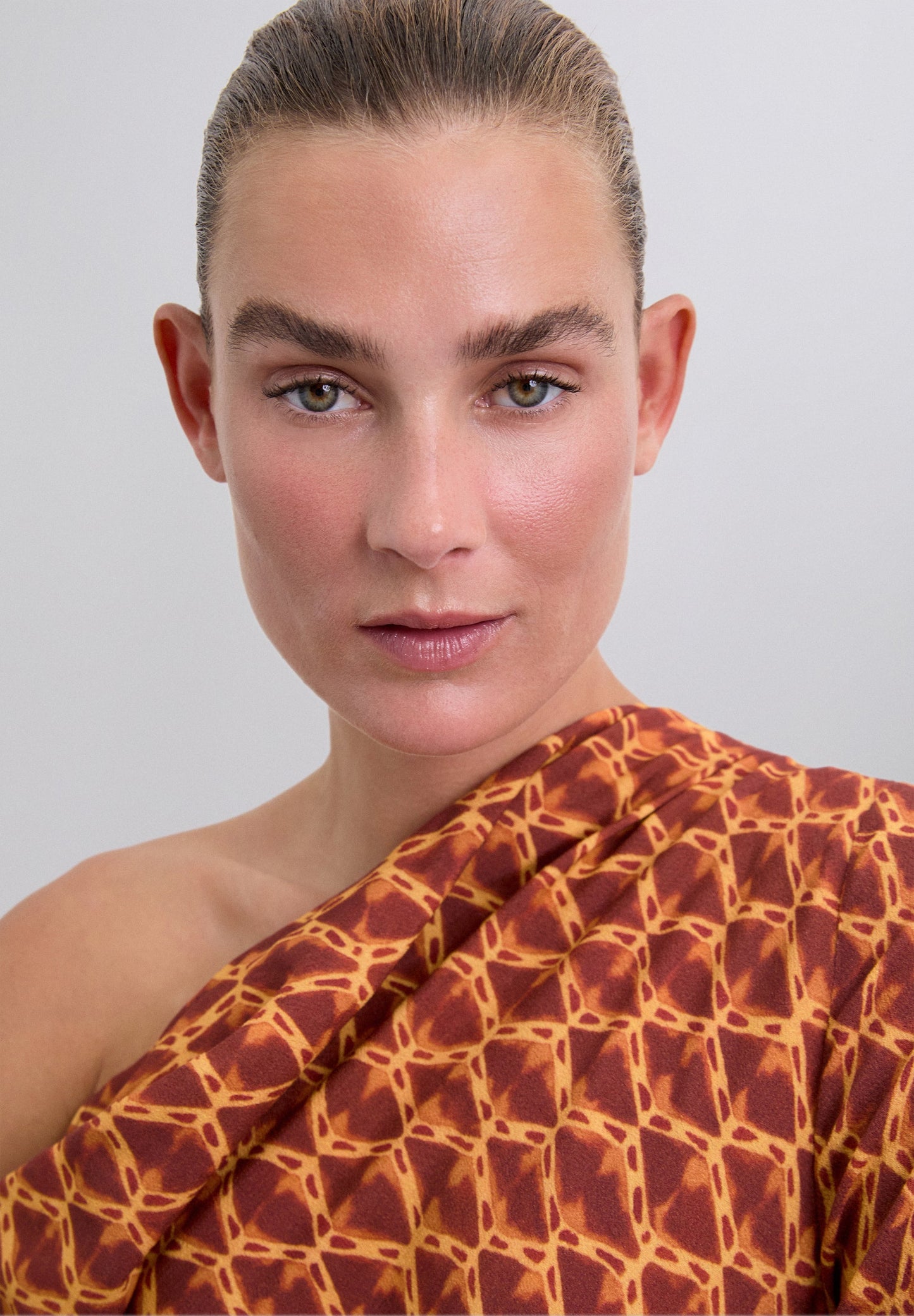 VESTIDO COM PADRÃO E DECOTE ASSIMÉTRICO