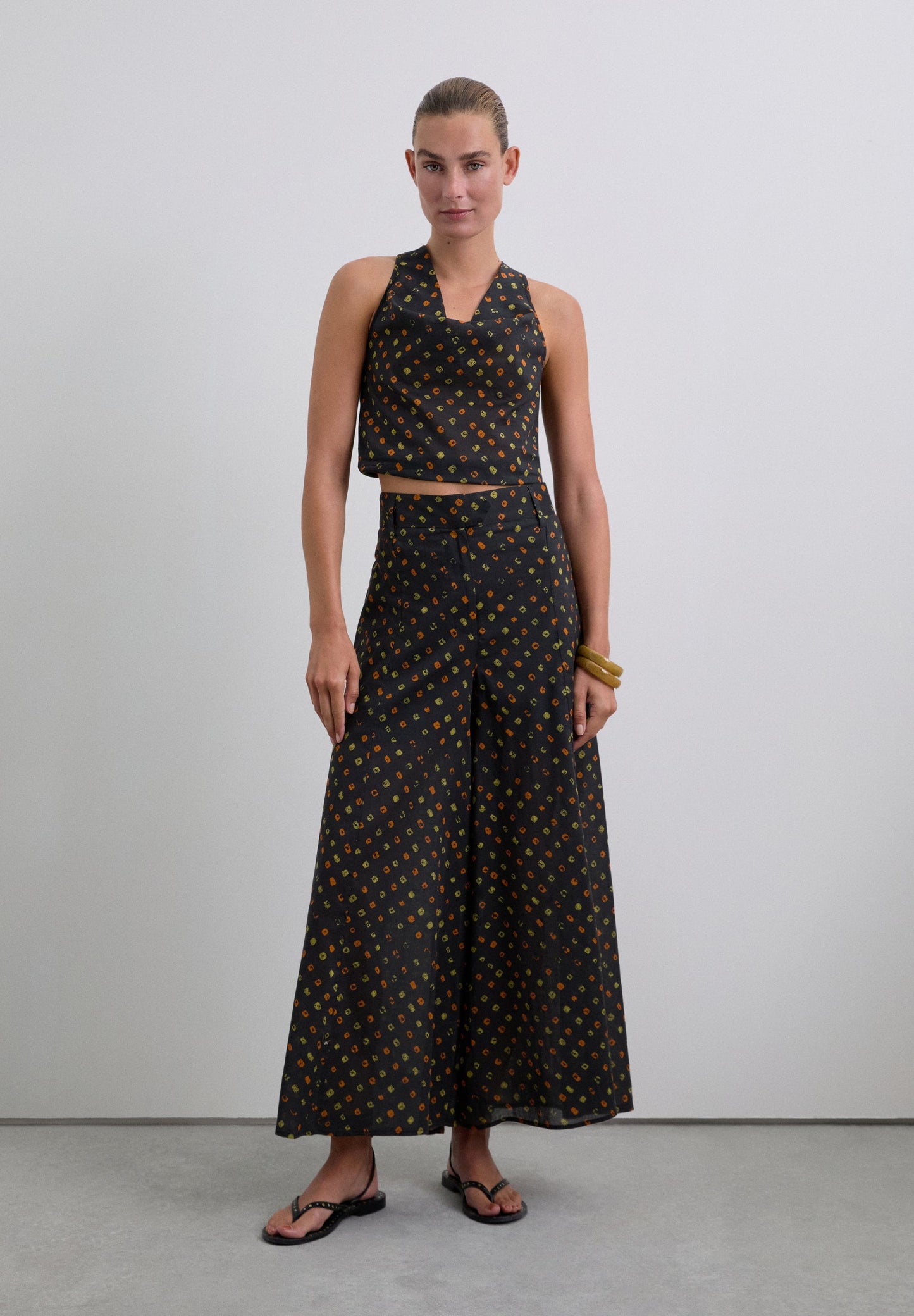 TOP COM PADRÃO EM 100% ALGODÃO