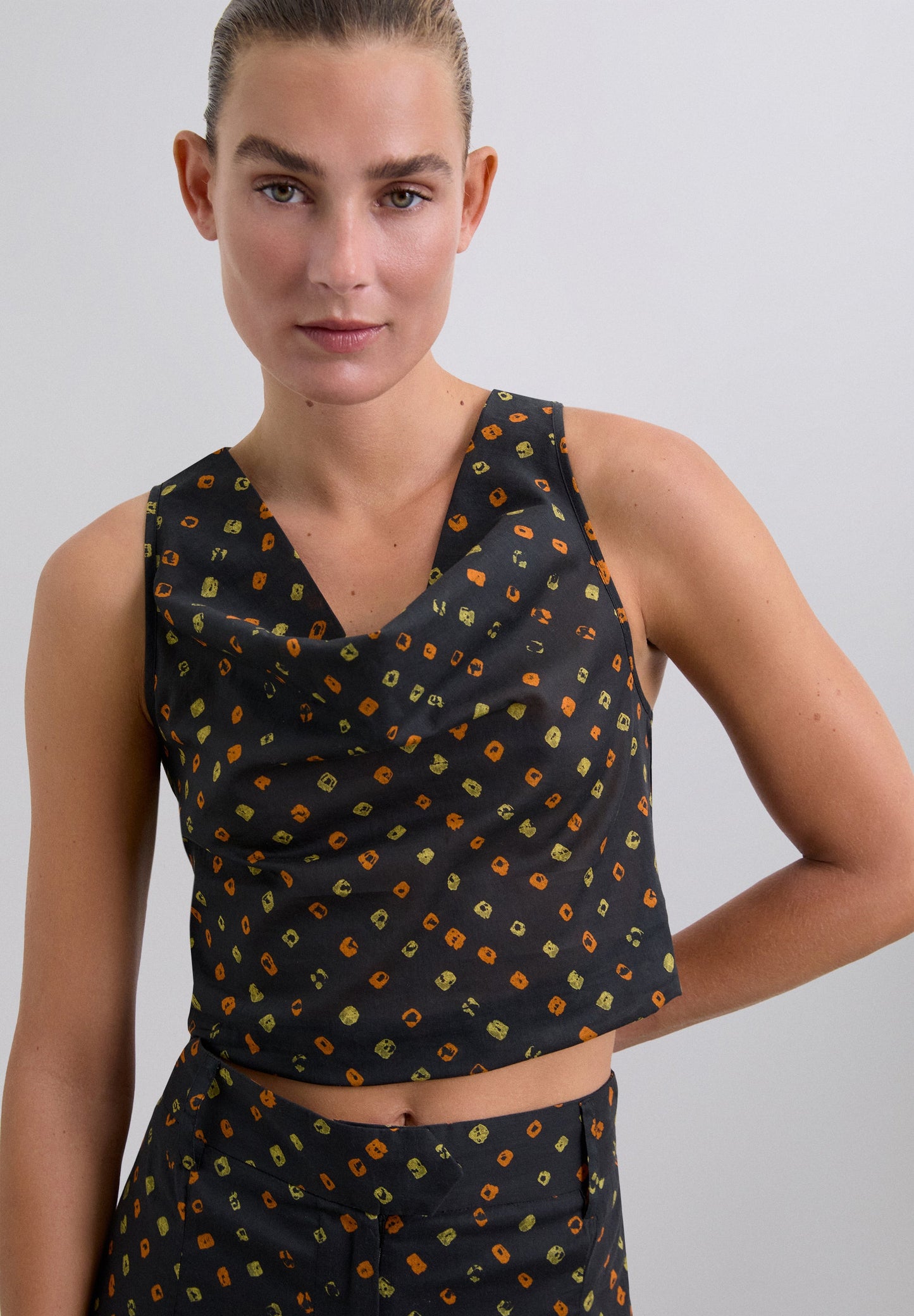 TOP COM PADRÃO EM 100% ALGODÃO