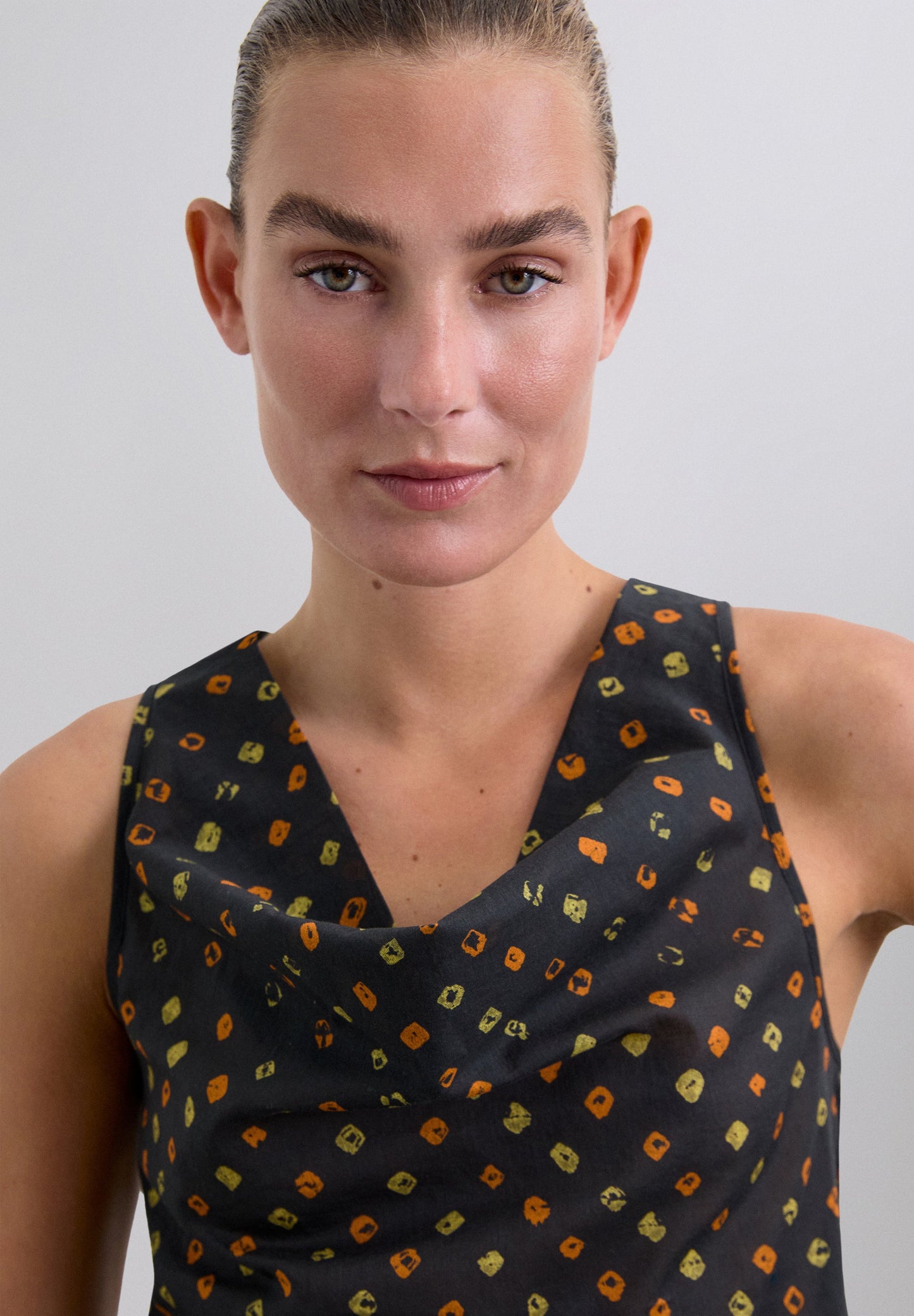 TOP COM PADRÃO EM 100% ALGODÃO